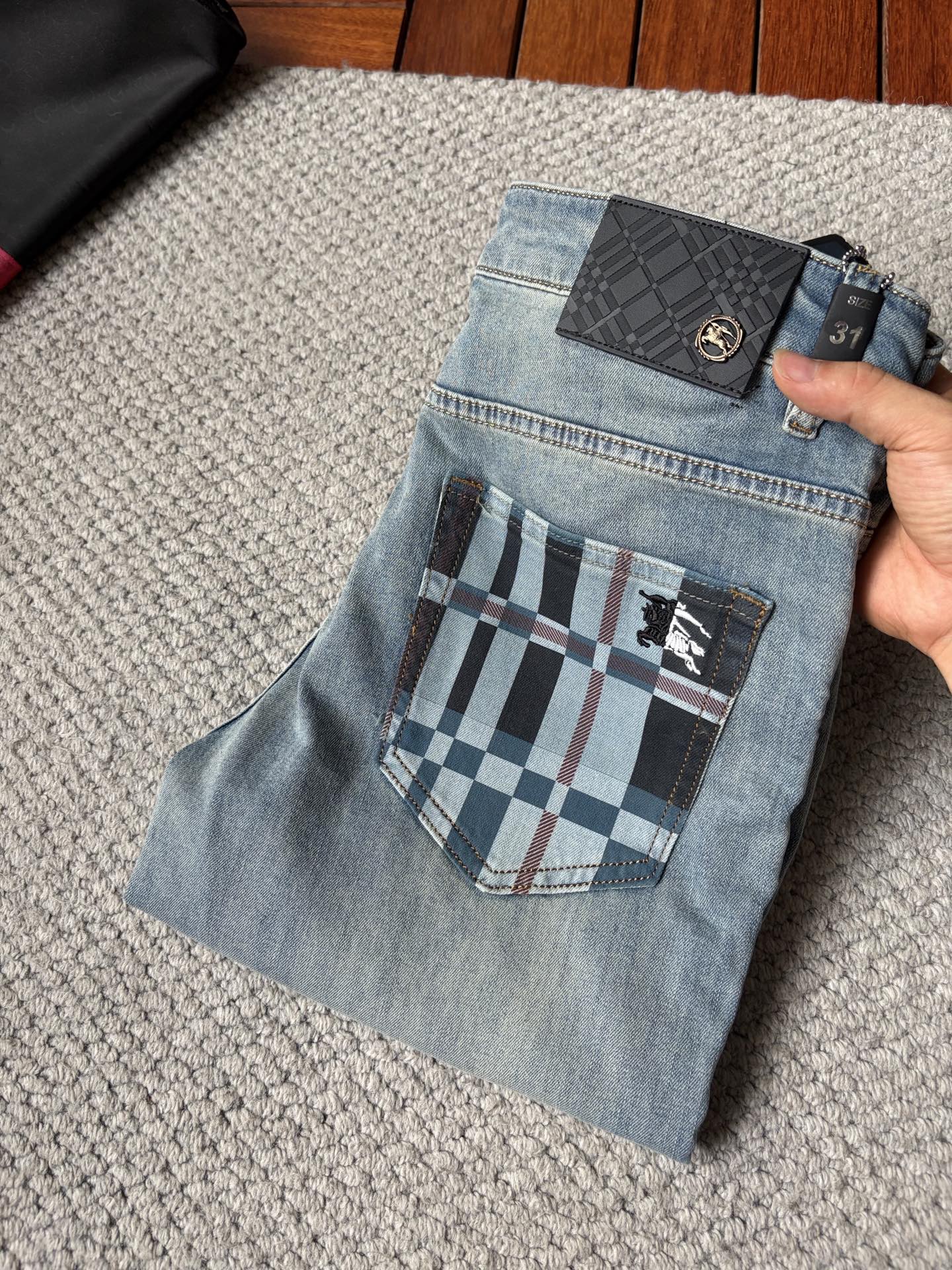 NO:935078,Burberry high-end customization, 2026 latest jeans, simultaneous sale at the counter, original custom-made replicas, customer-supplied hardware accessories, original quality, imported denim fabric with high elasticity, heavy washing, fine workmanship, and excellent upper body!  Preferred items Size: 29-38,,burberry,jeans,19860909巴宝莉 高端定制、2026最新款牛仔裤 柜台同步发售 原版定制复刻 客供五金辅料 原单品质 进口牛仔面料高弹力 重工洗水 做工走线精细 上身绝佳！优选单品 码数: 29-38,,burberry,jeans,,Men's clothing