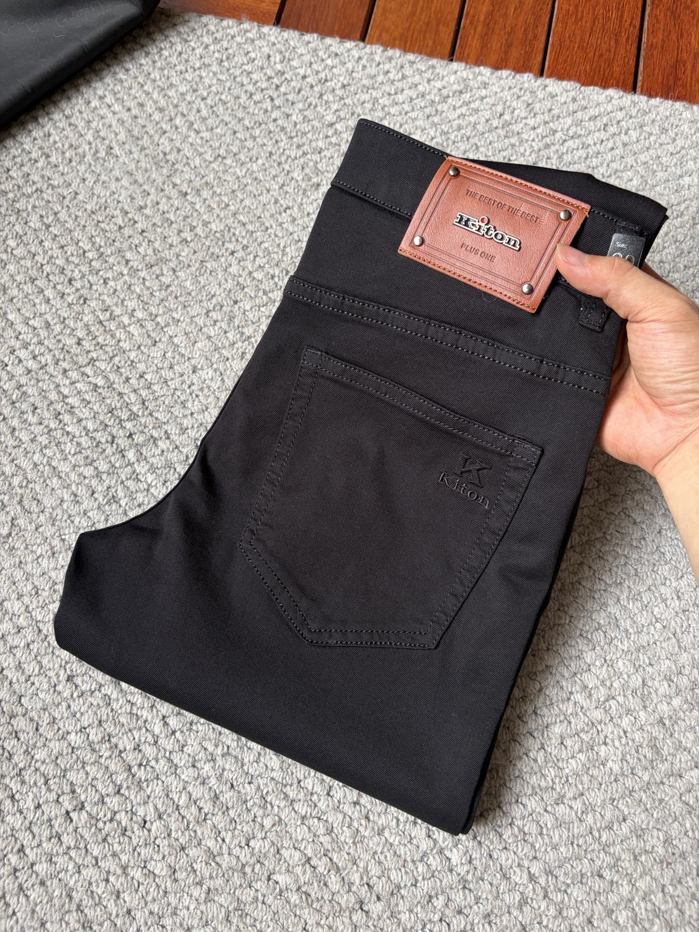 NO:935066,Kt high-end customization, 2026 latest jeans, sold simultaneously at the counter, original custom-made replicas, customer-supplied hardware accessories, original quality, imported denim fabric with high elasticity, heavy washing, fine workmanship and routing, excellent upper body!  Preferred items Size: 29-38,,jeans,19860909Kt 高端定制、2026最新款牛仔裤 柜台同步发售 原版定制复刻 客供五金辅料 原单品质 进口牛仔面料高弹力 重工洗水 做工走线精细 上身绝佳！优选单品 码数: 29-38,,jeans,,Men's clothing