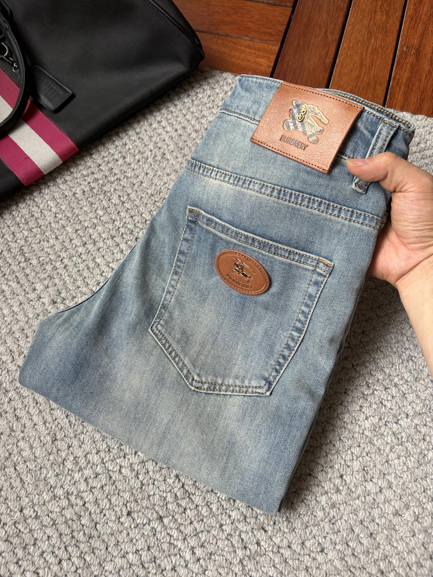 NO:935060,Burberry's high-end customization, the latest 2026 jeans, are available simultaneously at the counter. Original custom-made replicas. Customer-supplied hardware accessories. Original quality. Imported denim fabric with high elasticity. Heavy-duty washing. Fine workmanship and routing. Excellent upper body!  Preferred items Size: 29-38,,burberry,jeans,19860909巴宝莉高端定制、2026最新款牛仔裤 柜台同步发售 原版定制复刻 客供五金辅料 原单品质 进口牛仔面料高弹力 重工洗水 做工走线精细 上身绝佳！优选单品 码数: 29-38,,burberry,jeans,,Men's clothing