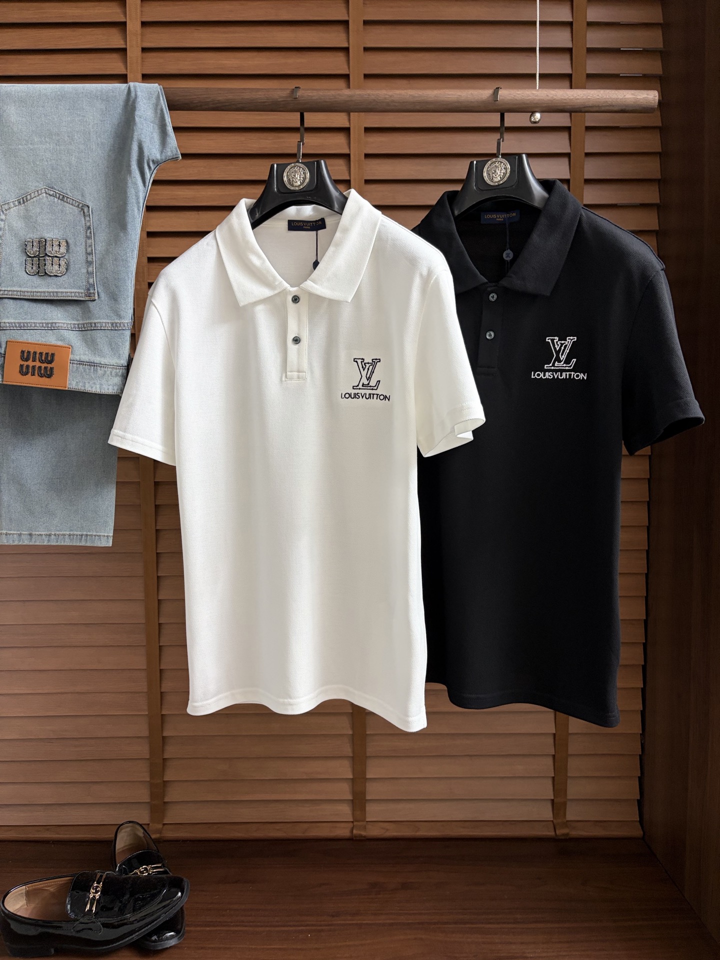 NO:937386,LV 2026 spring and summer new polo shirt business casual lapel short-sleeved T-shirt, the exquisite and fitted tailoring sets off the minimalist design style, showing the elegant style at a glance!  High gram weight 260g pure cotton pique fabric, the quality is supreme, the materials will never disappoint, the fabric surface is fine and smooth, soft and skin-friendly, the cotton is full, with elasticity, the upper body is high-end and crisp and stylish, size M-3XL, Louis Vuitton, T-shirt, tees, t-shirt,19860909LV 2026春夏新款polo衫商务休闲翻领短袖T恤,精致合体的剪裁版型衬托出了极简主义的设计风格,把优雅风展露的一览无余！高克重260g纯棉珠地面料,品质至上,用料永远不会让人失望,布面精细光滑,柔软亲肤,棉质饱满,附有弹力 ,上身高档的同时又挺括有型,尺码M-3XL,,louis vuitton,T-shirt,tees，t-shirt,,Men's clothing