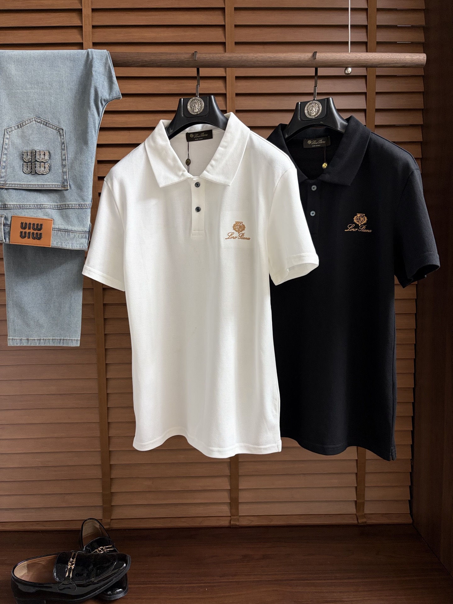 NO:937389,LG's new 2026 spring and summer polo shirt is a business casual lapel short-sleeved T-shirt. The exquisite and fitted tailoring sets off the minimalist design style, showing the elegant style at a glance!  High gram weight 260g pure cotton pique fabric, the quality is supreme, the materials used will never disappoint, the fabric surface is fine and smooth, soft and skin-friendly, the cotton is full, with elasticity, the upper body is high-end and crisp and stylish at the same time, sizes M-3XL, T-shirt, tees, t-shirt,19860909LG 2026春夏新款polo衫商务休闲翻领短袖T恤,精致合体的剪裁版型衬托出了极简主义的设计风格,把优雅风展露的一览无余！高克重260g纯棉珠地面料,品质至上,用料永远不会让人失望,布面精细光滑,柔软亲肤,棉质饱满,附有弹力 ,上身高档的同时又挺括有型,尺码M-3XL,,T-shirt,tees，t-shirt,,Men's clothing