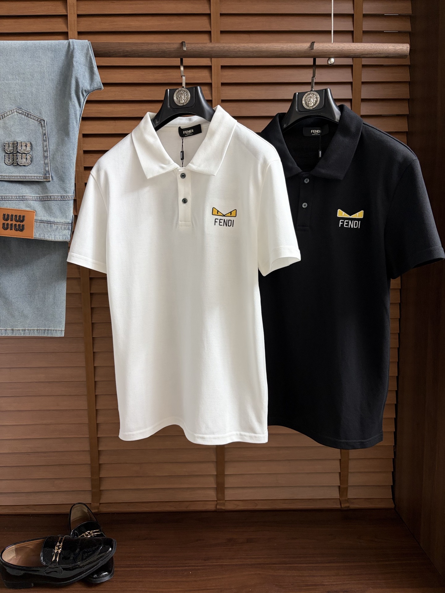 NO:937392,Fendi's new 2026 spring and summer polo shirt is a business casual lapel short-sleeved T-shirt. The exquisite and fitted tailoring sets off the minimalist design style, showing the elegant style at a glance!  High gram weight 260g pure cotton pique fabric, the quality is supreme, the materials will never disappoint, the fabric surface is fine and smooth, soft and skin-friendly, the cotton is full, with elasticity, the upper body is high-end and crisp and stylish at the same time, sizes M-3XL, fendi, T-shirt, tees, t-shirt,19860909芬迪 2026春夏新款polo衫商务休闲翻领短袖T恤,精致合体的剪裁版型衬托出了极简主义的设计风格,把优雅风展露的一览无余！高克重260g纯棉珠地面料,品质至上,用料永远不会让人失望,布面精细光滑,柔软亲肤,棉质饱满,附有弹力 ,上身高档的同时又挺括有型,尺码M-3XL,,fendi,T-shirt,tees，t-shirt,,Men's clothing