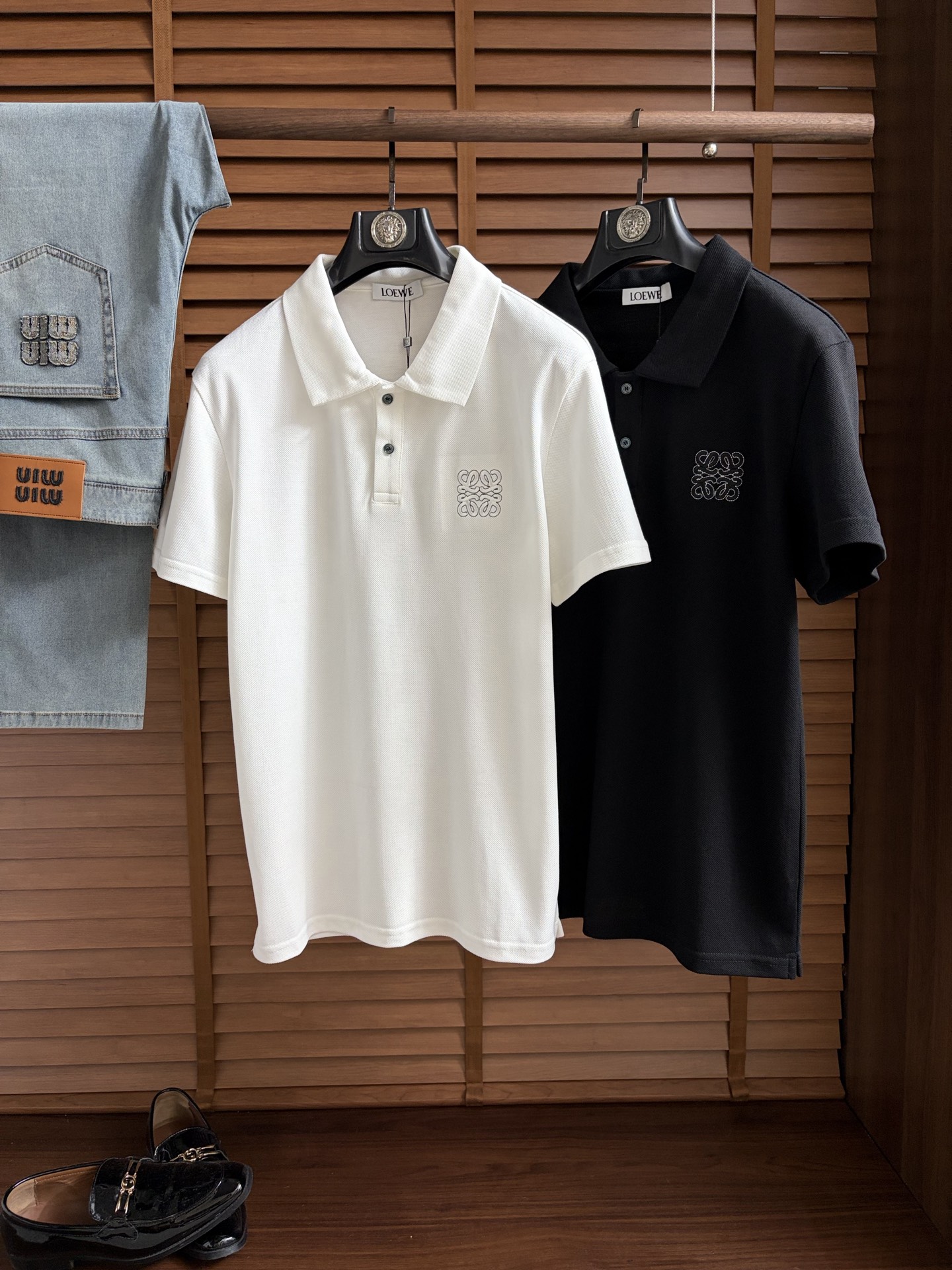 NO:937399,Loewe's 2026 spring and summer new polo shirts are business casual lapel short-sleeved T-shirts. The exquisite and fitted tailoring sets off the minimalist design style, showing the elegant style at a glance!  High gram weight 260g pure cotton pique fabric, the quality is supreme, the materials will never disappoint, the fabric surface is fine and smooth, soft and skin-friendly, the cotton is full, with elasticity, the upper body is high-end and crisp and stylish at the same time, sizes M-3XL, loewe, T-shirt, tees, t-shirt,19860909罗意威 2026春夏新款polo衫商务休闲翻领短袖T恤,精致合体的剪裁版型衬托出了极简主义的设计风格,把优雅风展露的一览无余！高克重260g纯棉珠地面料,品质至上,用料永远不会让人失望,布面精细光滑,柔软亲肤,棉质饱满,附有弹力 ,上身高档的同时又挺括有型,尺码M-3XL,,loewe,T-shirt,tees，t-shirt,,Men's clothing