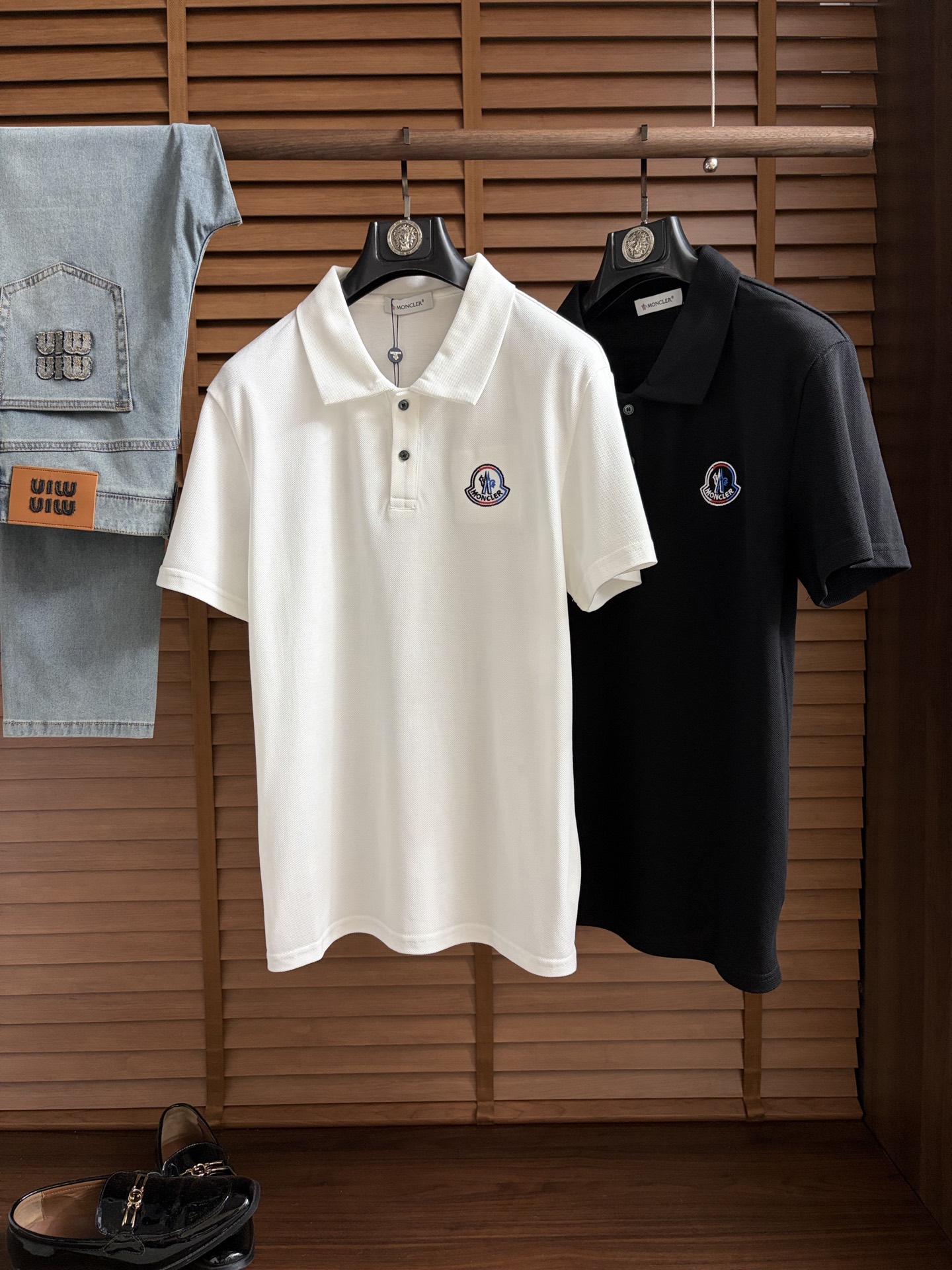 NO:937381,Mengkou 2026 spring and summer new polo shirt business casual lapel short-sleeved T-shirt, the exquisite and fitted tailoring sets off the minimalist design style, showing the elegant style at a glance!  High gram weight 260g pure cotton pique fabric, the quality is supreme, the materials will never disappoint, the fabric surface is fine and smooth, soft and skin-friendly, the cotton is full, with elasticity, the upper body is high-end and crisp and stylish at the same time, sizes M-3XL, Moncler, T-shirt, tees, t-shirt,19860909蒙口2026春夏新款polo衫商务休闲翻领短袖T恤,精致合体的剪裁版型衬托出了极简主义的设计风格,把优雅风展露的一览无余！高克重260g纯棉珠地面料,品质至上,用料永远不会让人失望,布面精细光滑,柔软亲肤,棉质饱满,附有弹力 ,上身高档的同时又挺括有型,尺码M-3XL,,Moncler,T-shirt,tees，t-shirt,,Men's clothing