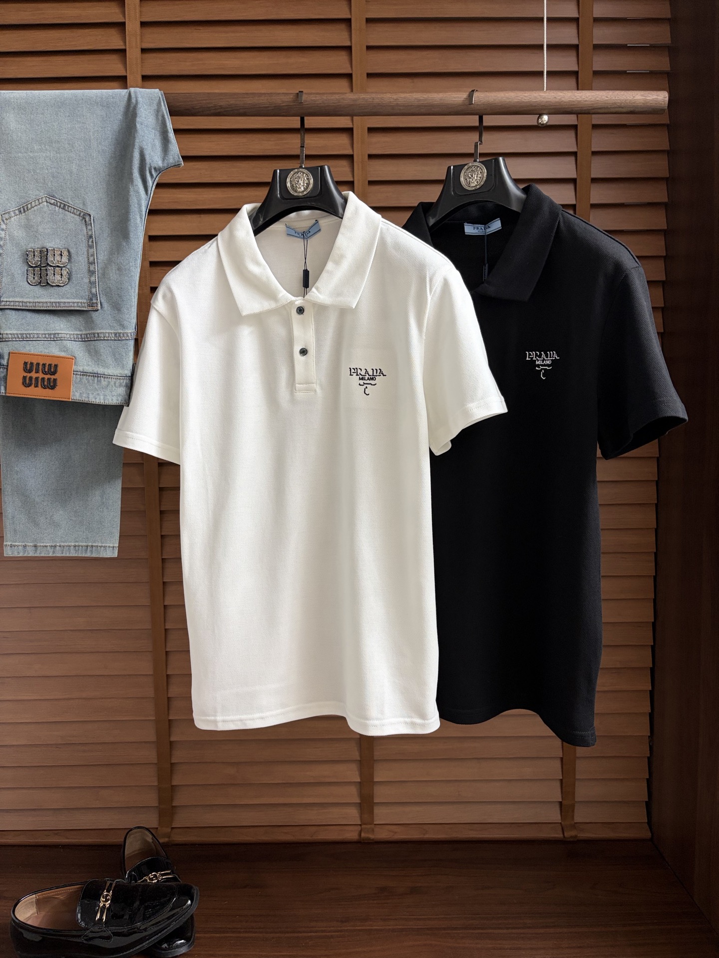 NO:937384,Prada's 2026 spring and summer new polo shirt is a business casual lapel short-sleeved T-shirt. The exquisite and fitted tailoring sets off the minimalist design style, showing the elegant style at a glance!  High gram weight 260g pure cotton pique fabric, the quality is supreme, the materials will never disappoint, the fabric surface is fine and smooth, soft and skin-friendly, the cotton is full, with elasticity, the upper body is high-end and crisp and stylish at the same time, sizes M-3XL, prada, T-shirt, tees, t-shirt,19860909普拉达 2026春夏新款polo衫商务休闲翻领短袖T恤,精致合体的剪裁版型衬托出了极简主义的设计风格,把优雅风展露的一览无余！高克重260g纯棉珠地面料,品质至上,用料永远不会让人失望,布面精细光滑,柔软亲肤,棉质饱满,附有弹力 ,上身高档的同时又挺括有型,尺码M-3XL,,prada,T-shirt,tees，t-shirt,,Men's clothing