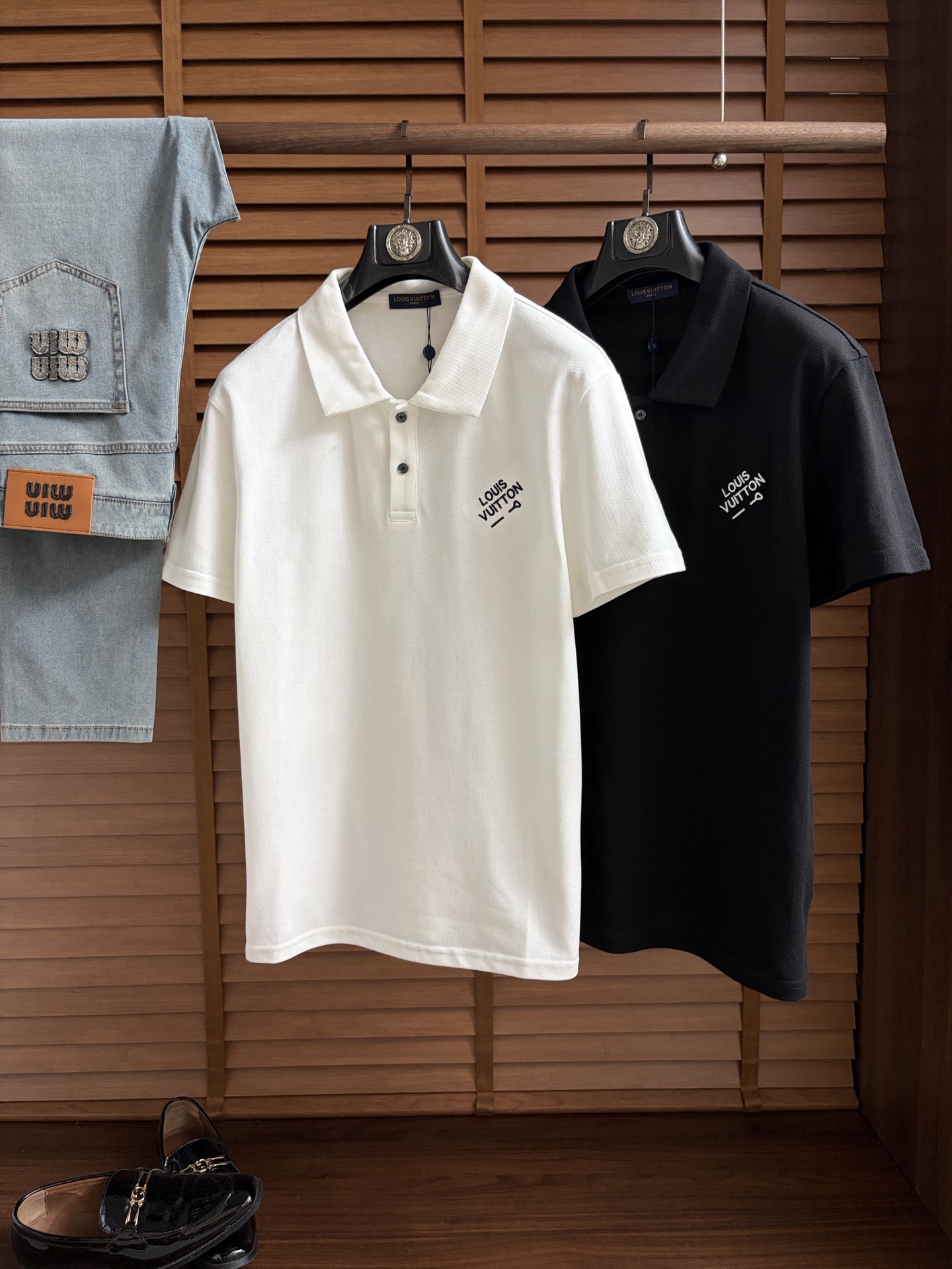 NO:937387,LV 2026 spring and summer new polo shirt business casual lapel short-sleeved T-shirt, the exquisite and fitted tailoring sets off the minimalist design style, showing the elegant style at a glance!  High gram weight 260g pure cotton pique fabric, the quality is supreme, the materials will never disappoint, the fabric surface is fine and smooth, soft and skin-friendly, the cotton is full, with elasticity, the upper body is high-end and crisp and stylish, size M-3XL, Louis Vuitton, T-shirt, tees, t-shirt,19860909LV 2026春夏新款polo衫商务休闲翻领短袖T恤,精致合体的剪裁版型衬托出了极简主义的设计风格,把优雅风展露的一览无余！高克重260g纯棉珠地面料,品质至上,用料永远不会让人失望,布面精细光滑,柔软亲肤,棉质饱满,附有弹力 ,上身高档的同时又挺括有型,尺码M-3XL,,louis vuitton,T-shirt,tees，t-shirt,,Men's clothing