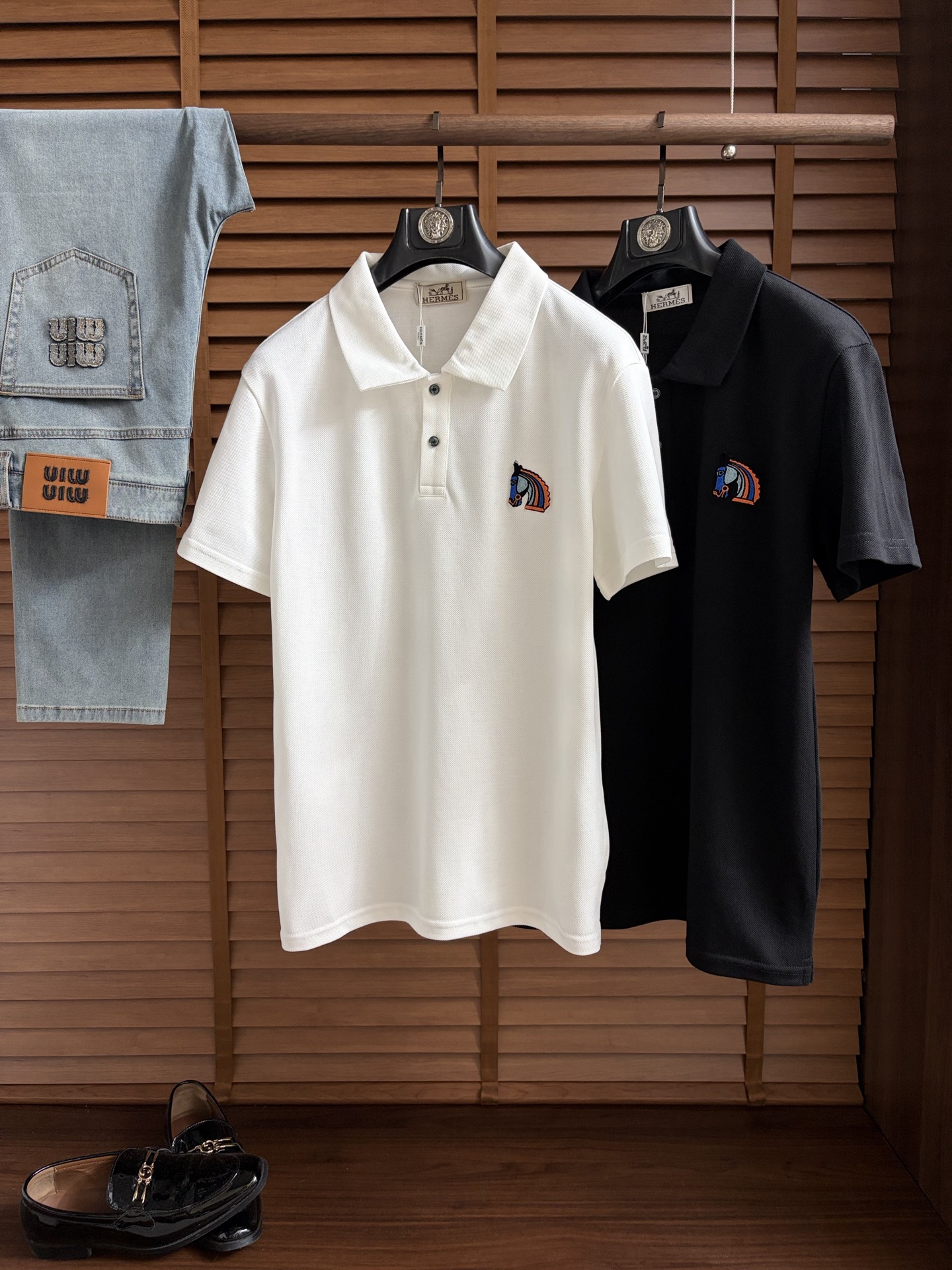 NO:937390,Hermès 2026 spring and summer new polo shirt business casual lapel short-sleeved T-shirt, the exquisite and fitted tailoring sets off the minimalist design style, showing the elegant style at a glance!  High gram weight 260g pure cotton pique fabric, the quality is supreme, the materials will never disappoint, the fabric surface is fine and smooth, soft and skin-friendly, the cotton is full, with elasticity, the upper body is high-end and crisp and stylish, sizes M-3XL,, hermes, T-shirt, tees, t-shirt,19860909爱马仕 2026春夏新款polo衫商务休闲翻领短袖T恤,精致合体的剪裁版型衬托出了极简主义的设计风格,把优雅风展露的一览无余！高克重260g纯棉珠地面料,品质至上,用料永远不会让人失望,布面精细光滑,柔软亲肤,棉质饱满,附有弹力 ,上身高档的同时又挺括有型,尺码M-3XL,,hermes,T-shirt,tees，t-shirt,,Men's clothing