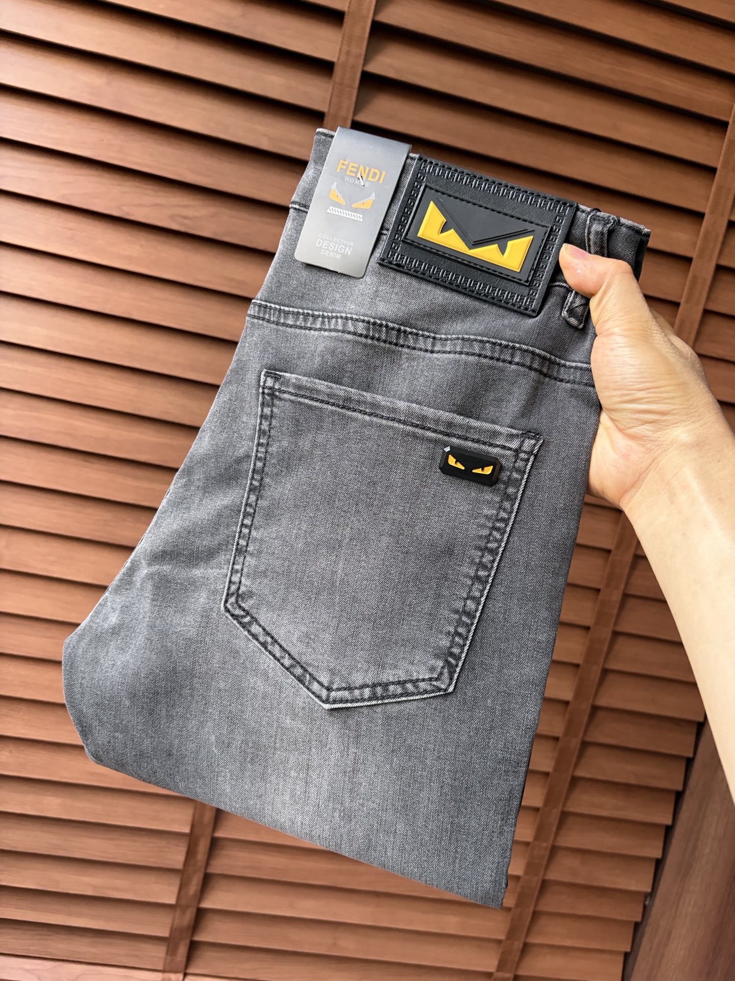 NO:937395,Fendi ss26 new summer men's jeans. The fabric has good elasticity. Exclusive sale. Official website synchronization. Fashionable and elegant. Uses original color yeast washing process. Selected imported heavyweight denim denim fabric. Equipped with counter hardware decoration. Genuine leather label. Exquisite stitching. Worth owning. Size 28-36 No 37m,,fendi,jeans,19860909芬迪 ss26夏季新款男士牛仔裤 面料弹性好.独家发售 官网同步 时尚优雅 采用原色酵母水洗工艺 精选进口重磅丹宁牛仔面料 配专柜五金装饰 真皮皮牌 精致车线 值得拥有.码数28-36 无37m,,fendi,jeans,,Men's clothing