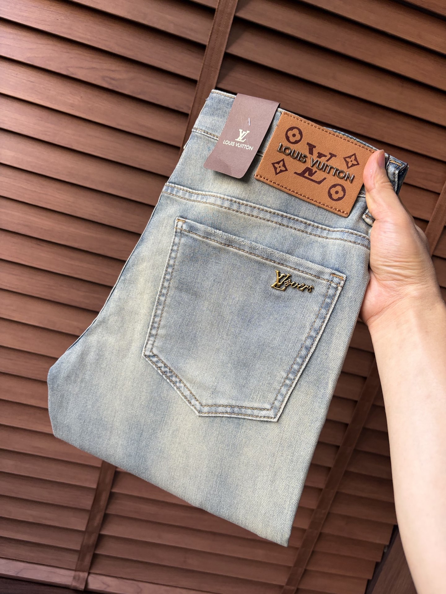 NO:937398,LV ss26 new summer men's jeans. The fabric has good elasticity. Exclusive sale. Official website synchronization. Fashionable and elegant. Uses original color yeast washing process. Selected imported heavy denim denim fabric. Equipped with counter hardware decoration. Genuine leather label. Exquisite stitching. Worth owning. Size 28-36. No 37m,,louis vuitton,jeans,19860909LV ss26夏季新款男士牛仔裤 面料弹性好.独家发售 官网同步 时尚优雅 采用原色酵母水洗工艺 精选进口重磅丹宁牛仔面料 配专柜五金装饰 真皮皮牌 精致车线 值得拥有.码数28-36 无37m,,louis vuitton,jeans,,Men's clothing
