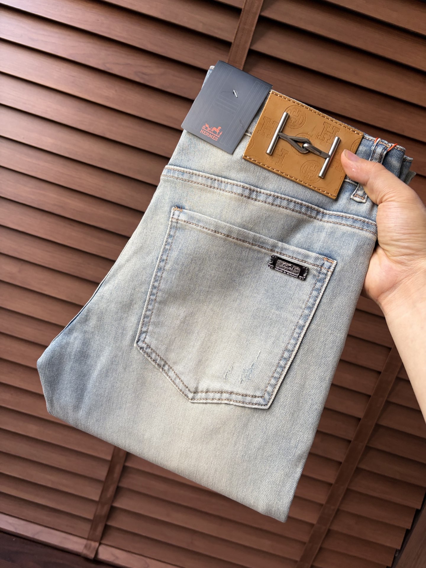 NO:937404,Hermès ss26 new summer men's jeans. The fabric has good elasticity. Exclusive sale. Official website synchronization. Fashionable and elegant. Uses original color yeast washing process. Selected imported heavyweight denim denim fabric. Equipped with counter hardware decoration. Genuine leather label. Exquisite stitching. Worth owning. Size 28-36 No 37m,,hermes,jeans,19860909爱马仕 ss26夏季新款男士牛仔裤 面料弹性好.独家发售 官网同步 时尚优雅 采用原色酵母水洗工艺 精选进口重磅丹宁牛仔面料 配专柜五金装饰 真皮皮牌 精致车线 值得拥有.码数28-36 无37m,,hermes,jeans,,Men's clothing