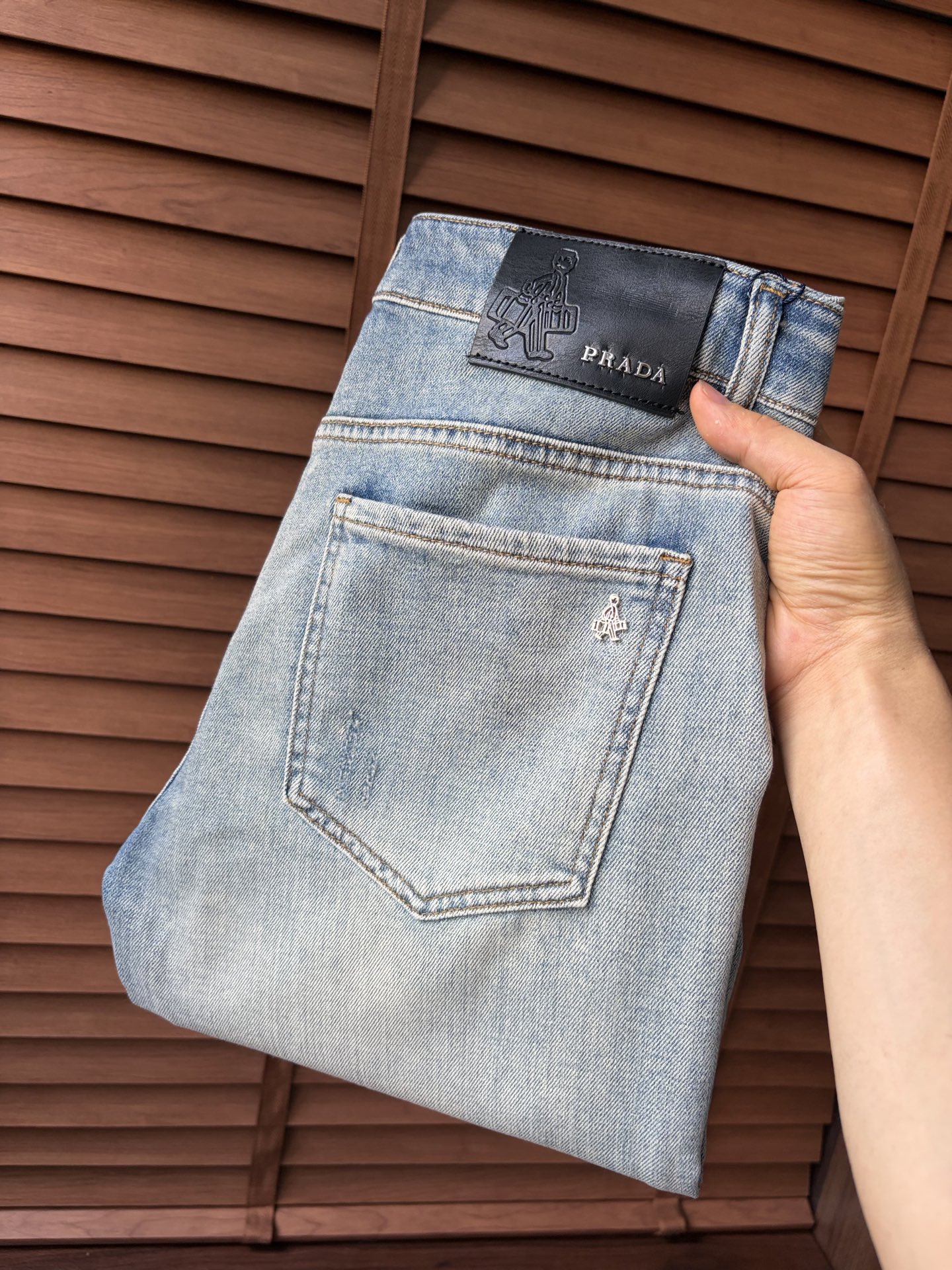 NO:937407,Prad*Prada ss26 new summer men's jeans. The fabric has good elasticity. Exclusive sale. Official website synchronization. Fashionable and elegant. Uses original color yeast washing process. Selected imported heavyweight denim denim fabric. Equipped with counter hardware decoration. Genuine leather label. Exquisite stitching. Worth owning. Size 28-36, no 37m,, prada, prada, jeans,19860909Prad*普拉达 ss26夏季新款男士牛仔裤 面料弹性好.独家发售 官网同步 时尚优雅 采用原色酵母水洗工艺 精选进口重磅丹宁牛仔面料 配专柜五金装饰 真皮皮牌 精致车线 值得拥有.码数28-36 无37m,,prada,prada,jeans,,Men's clothing