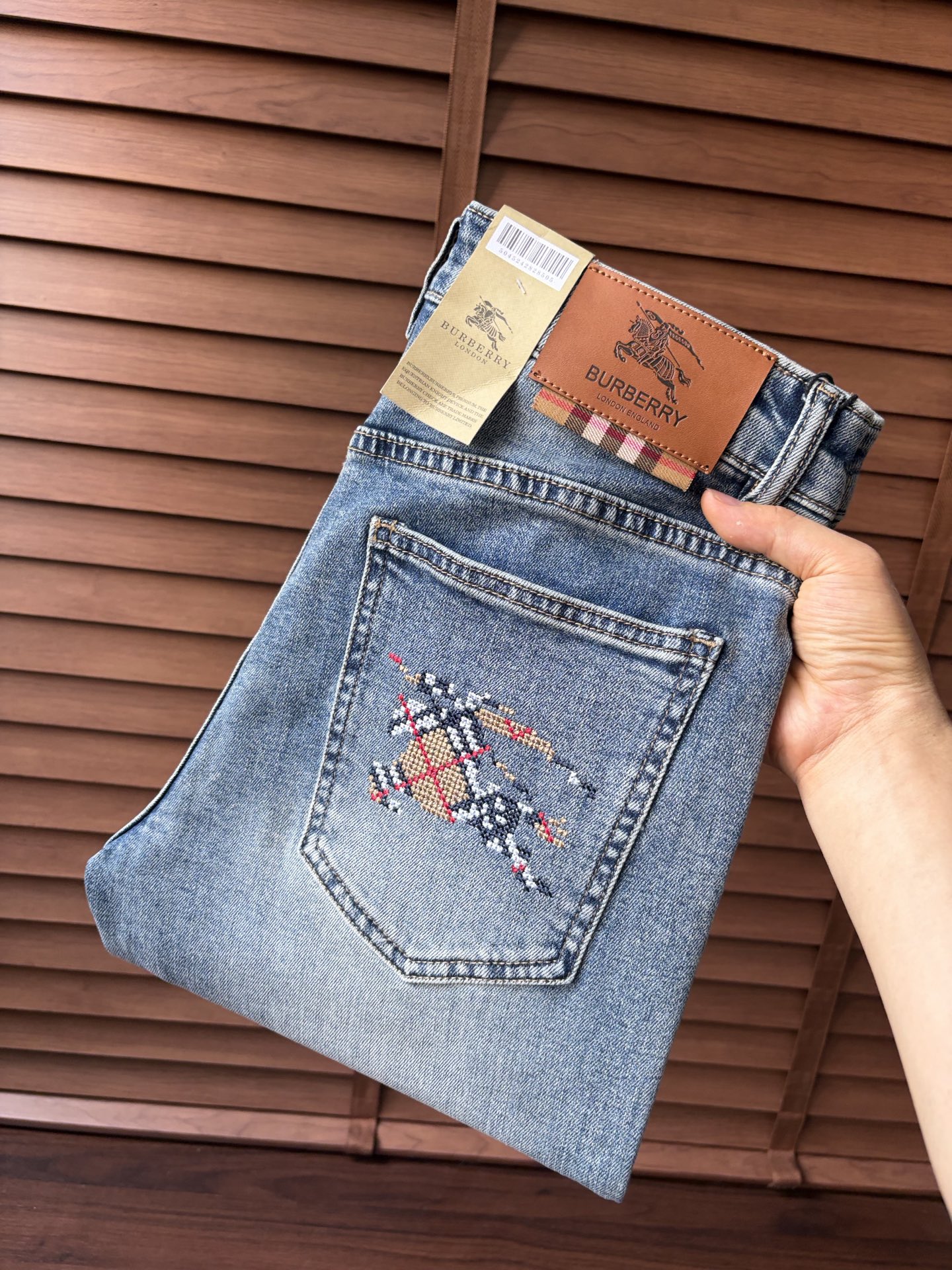 NO:937409,Burberry ss26 new summer men's jeans. The fabric has good elasticity. Exclusive sale. Official website synchronization. Fashionable and elegant. Uses original color yeast washing process. Selected imported heavyweight denim denim fabric. Equipped with counter hardware decoration. Genuine leather label. Exquisite stitching. Worth owning. Size 28-36. No 37m,,burberry,jeans,19860909巴宝莉 ss26夏季新款男士牛仔裤 面料弹性好.独家发售 官网同步 时尚优雅 采用原色酵母水洗工艺 精选进口重磅丹宁牛仔面料 配专柜五金装饰 真皮皮牌 精致车线 值得拥有.码数28-36 无37m,,burberry,jeans,,Men's clothing
