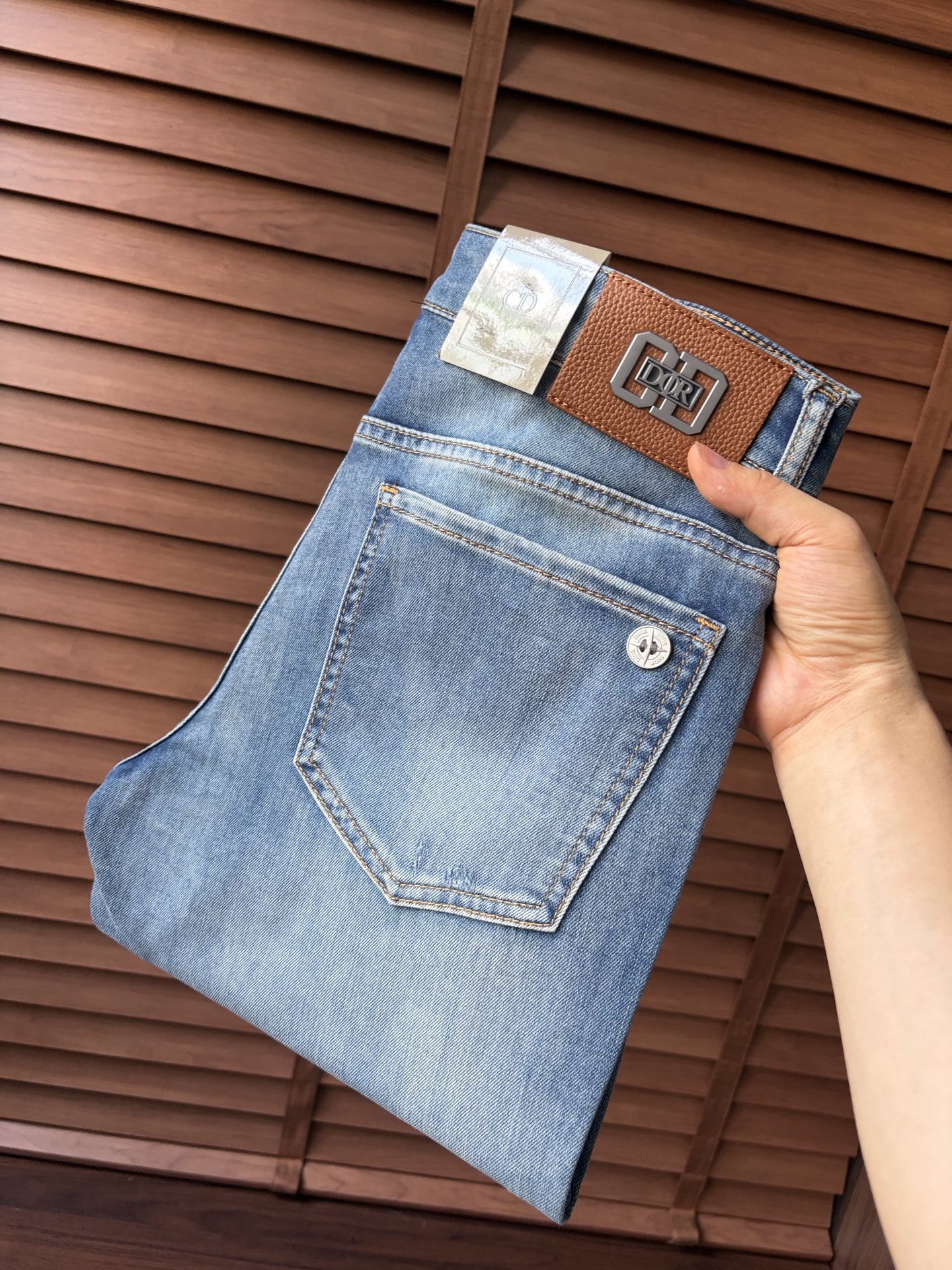 NO:937411,Dr ss26 new summer men's jeans. The fabric has good elasticity. Exclusive sale. Official website synchronization. Fashionable and elegant. Uses original color yeast washing process. Selected imported heavyweight denim denim fabric. Equipped with counter hardware decoration. Genuine leather label. Exquisite stitching. Worth having. Size 28-36. No 37m,,jeans,19860909Dr ss26夏季新款男士牛仔裤 面料弹性好.独家发售 官网同步 时尚优雅 采用原色酵母水洗工艺 精选进口重磅丹宁牛仔面料 配专柜五金装饰 真皮皮牌 精致车线 值得拥有.码数28-36 无37m,,jeans,,Men's clothing