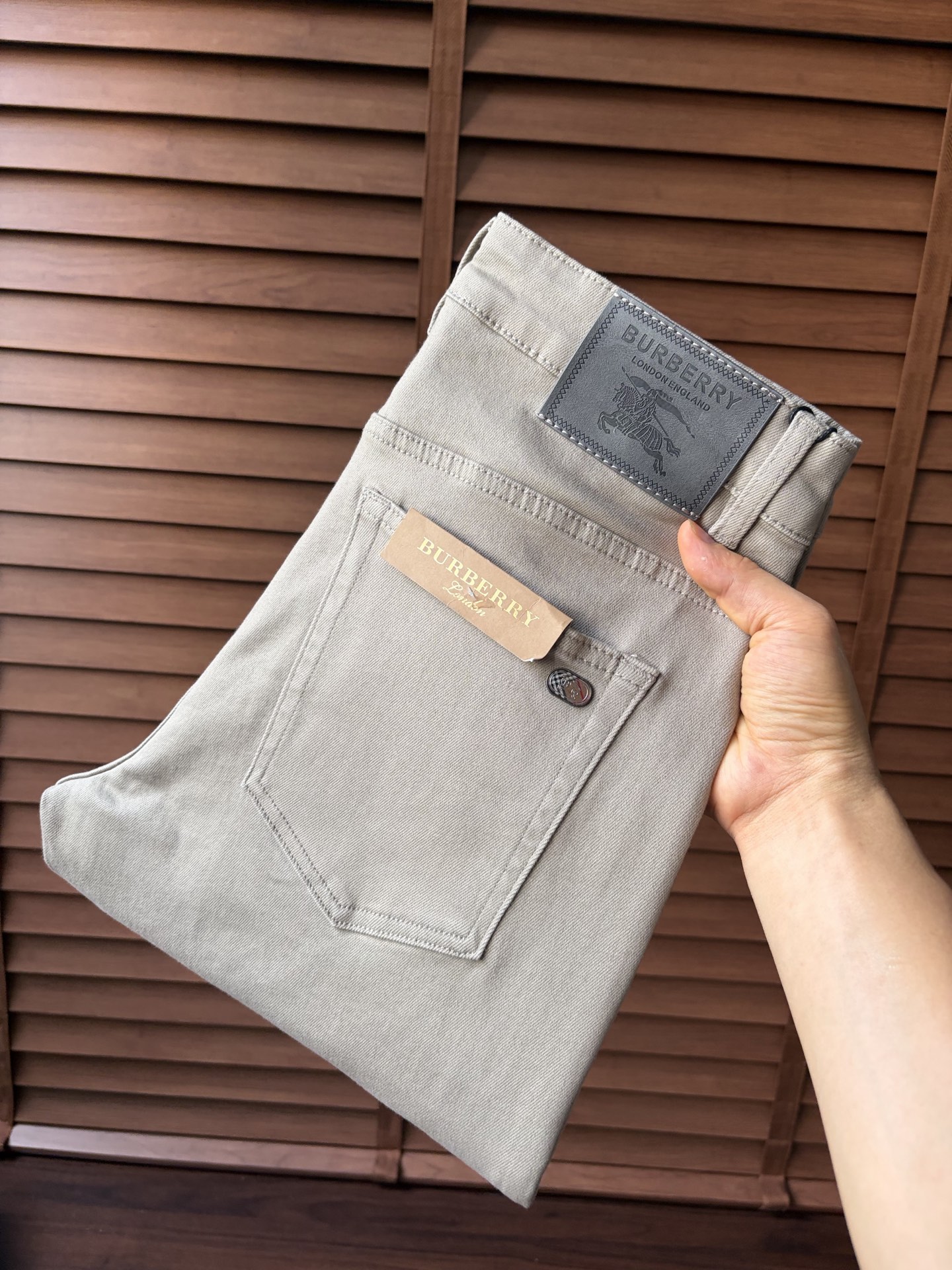 NO:937413,Burberry ss26 new summer men's jeans. The fabric has good elasticity. Exclusive sale. Official website synchronization. Fashionable and elegant. Uses original color yeast washing process. Selected imported heavyweight denim denim fabric. Equipped with counter hardware decoration. Genuine leather label. Exquisite stitching. Worth owning. Size 28-36. No 37m,,burberry,jeans,19860909巴宝莉 ss26夏季新款男士牛仔裤 面料弹性好.独家发售 官网同步 时尚优雅 采用原色酵母水洗工艺 精选进口重磅丹宁牛仔面料 配专柜五金装饰 真皮皮牌 精致车线 值得拥有.码数28-36 无37m,,burberry,jeans,,Men's clothing