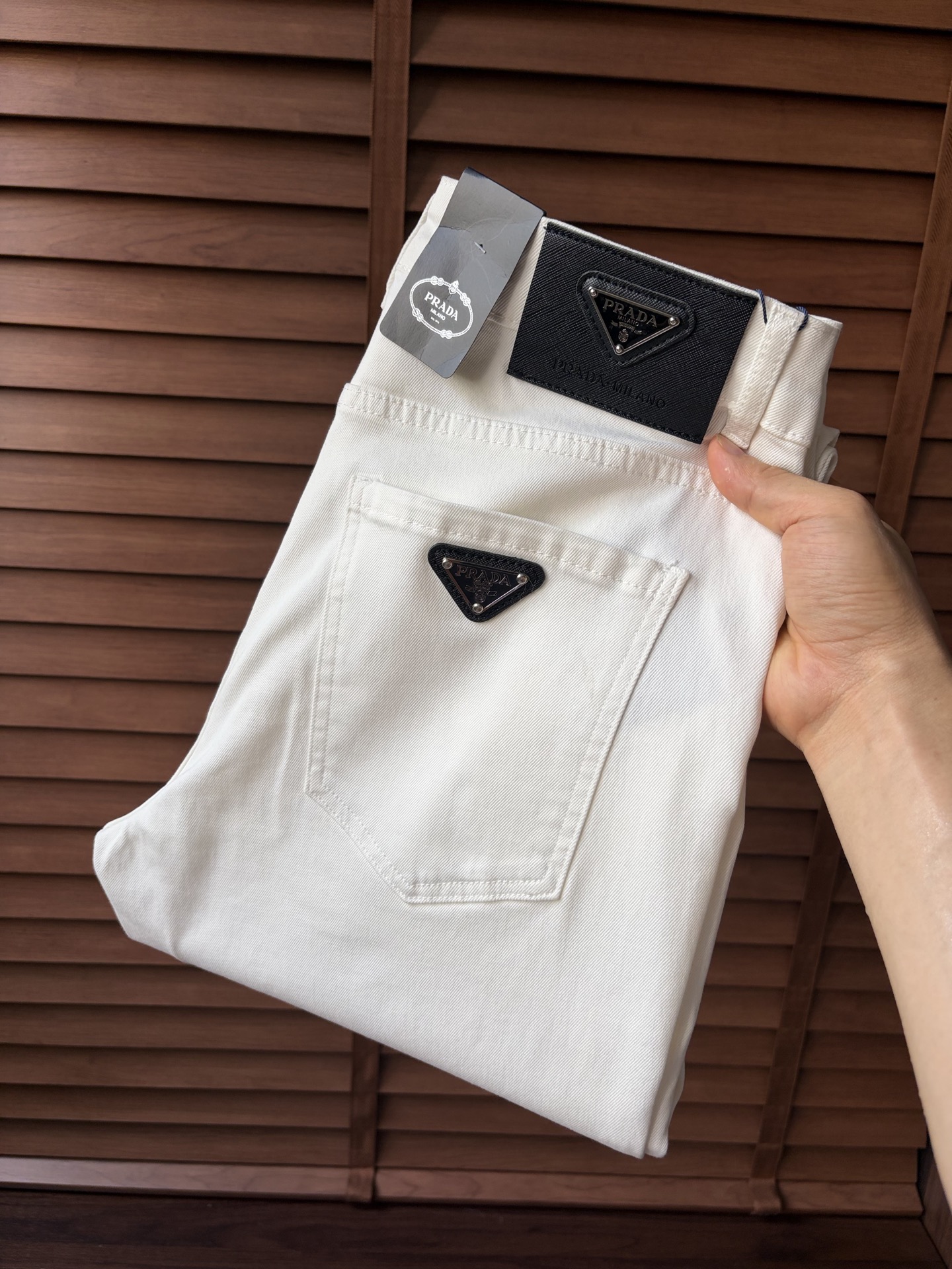 NO:937415,Prad*Prada ss26 new summer men's jeans. The fabric has good elasticity. Exclusive sale. Official website synchronization. Fashionable and elegant. Uses original color yeast washing process. Selected imported heavyweight denim denim fabric. Equipped with counter hardware decoration. Genuine leather label. Exquisite stitching. Worth owning. Size 28-36. No 37m,, prada, prada, jeans,19860909Prad*普拉达 ss26夏季新款男士牛仔裤 面料弹性好.独家发售 官网同步 时尚优雅 采用原色酵母水洗工艺 精选进口重磅丹宁牛仔面料 配专柜五金装饰 真皮皮牌 精致车线 值得拥有.码数28-36 无37m,,prada,prada,jeans,,Men's clothing