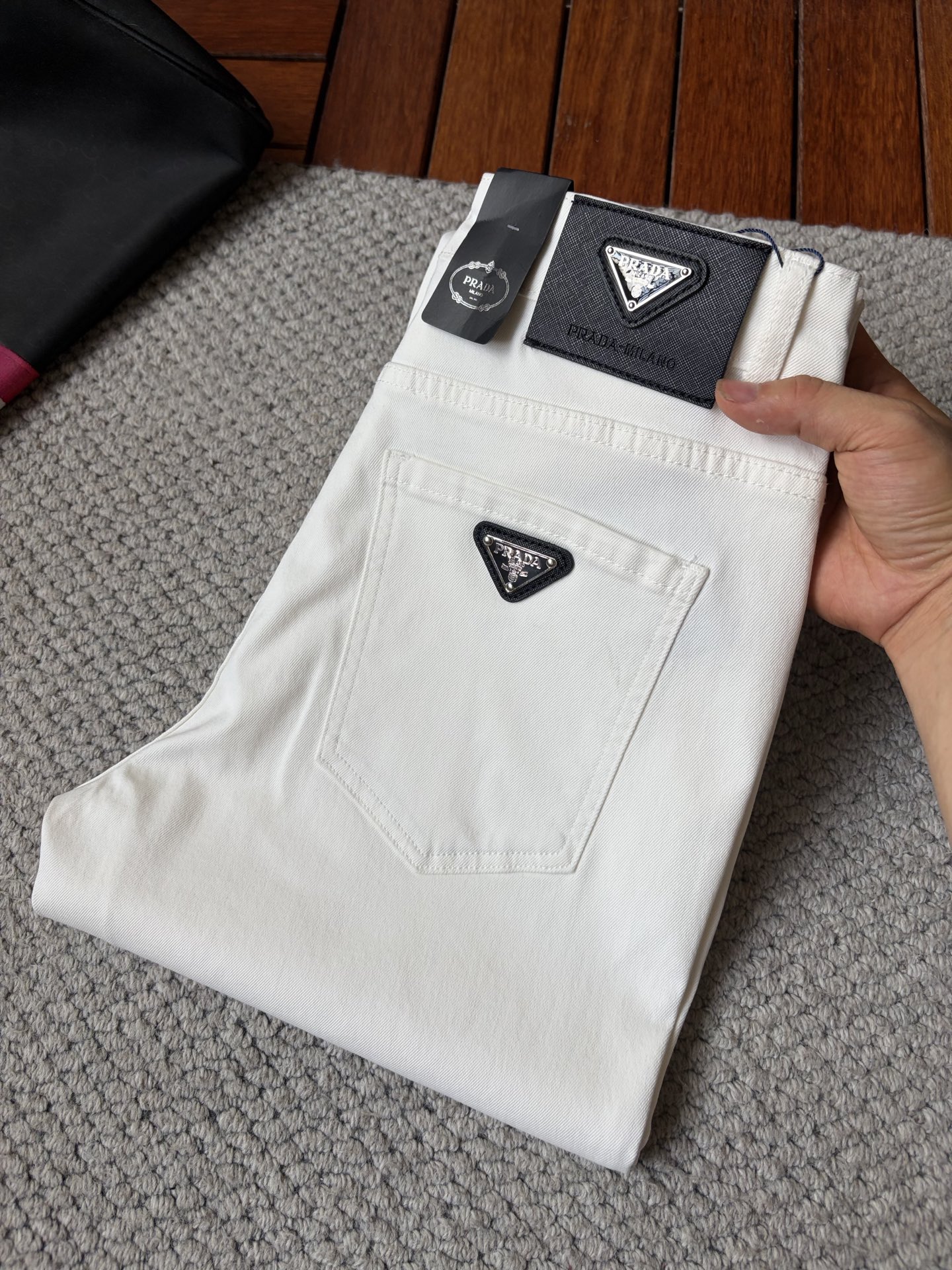 NO:938121,Prad*Prada ss26 new summer men's jeans. The fabric has good elasticity. Exclusive sale. Official website synchronization. Fashionable and elegant. Uses original color yeast washing process. Selected imported heavyweight denim denim fabric. Equipped with counter hardware decoration. Genuine leather label. Exquisite stitching. Worth owning. Size 28-36, no 37m,, prada, prada, jeans,19860909Prad*普拉达 ss26夏季新款男士牛仔裤 面料弹性好.独家发售 官网同步 时尚优雅 采用原色酵母水洗工艺 精选进口重磅丹宁牛仔面料 配专柜五金装饰 真皮皮牌 精致车线 值得拥有.码数28-36 无37m,,prada,prada,jeans,,Men's clothing
