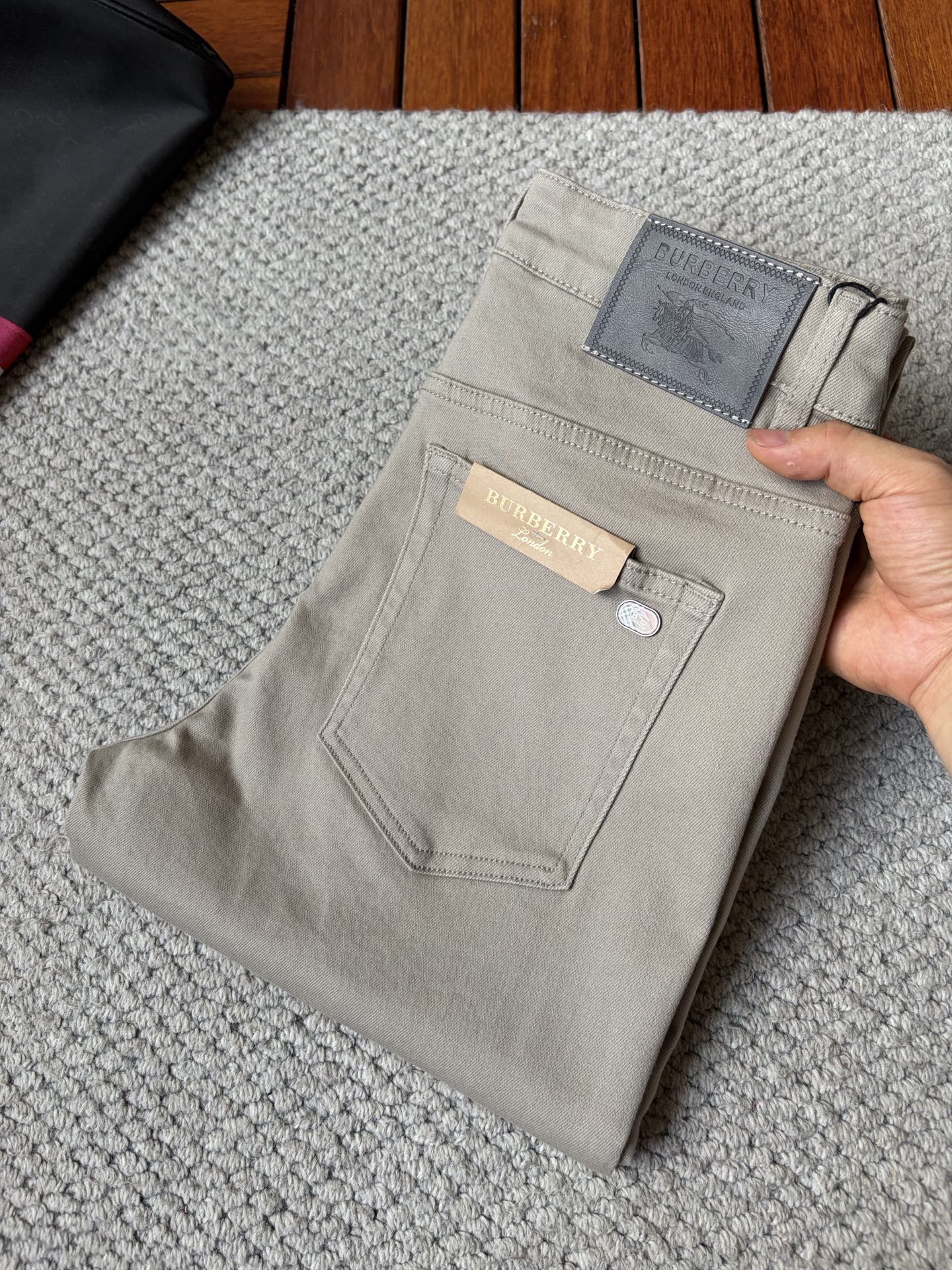 NO:938119,Burberry ss26 new summer men's jeans. The fabric has good elasticity. Exclusive sale. Official website synchronization. Fashionable and elegant. Uses original color yeast washing process. Selected imported heavyweight denim denim fabric. Equipped with counter hardware decoration. Genuine leather label. Exquisite stitching. Worth owning. Size 28-36. No 37m,,burberry,jeans,19860909巴宝 ss26夏季新款男士牛仔裤 面料弹性好.独家发售 官网同步 时尚优雅 采用原色酵母水洗工艺 精选进口重磅丹宁牛仔面料 配专柜五金装饰 真皮皮牌 精致车线 值得拥有.码数28-36 无37m,,burberry,jeans,,Men's clothing