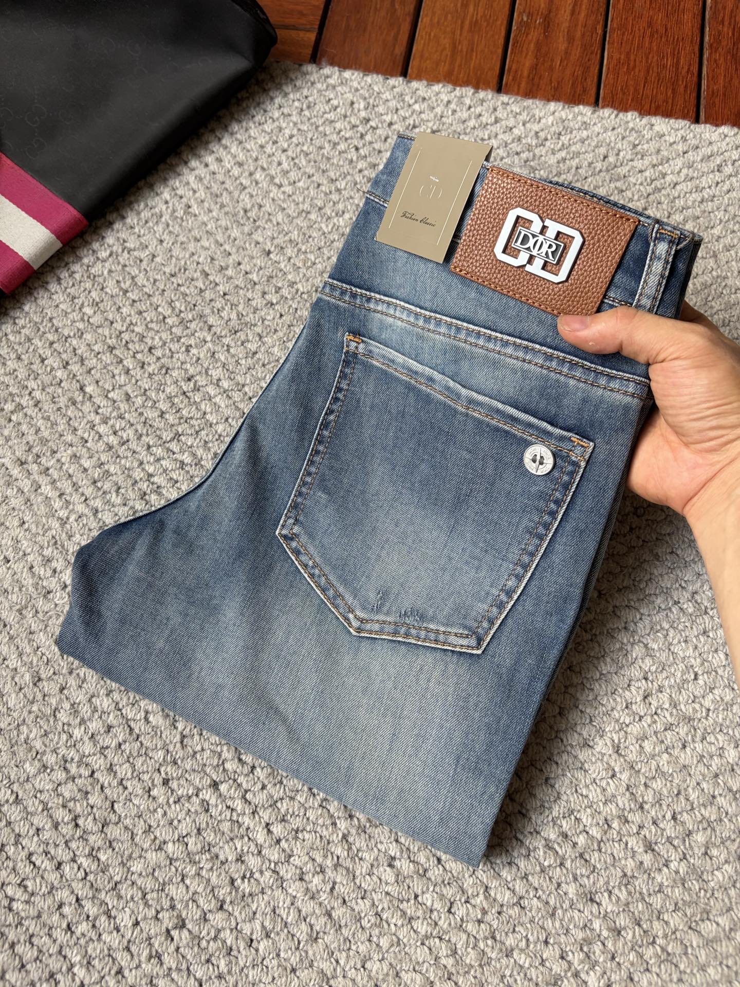 NO:938117,dr ss26 new summer men's jeans. The fabric has good elasticity. Exclusive sale. Official website synchronization. Fashionable and elegant. Uses original color yeast washing process. Selected imported heavyweight denim denim fabric. Equipped with counter hardware decoration. Genuine leather label. Exquisite stitching. Worth owning. Size 28-36 No 37m,,jeans,19860909dr ss26夏季新款男士牛仔裤 面料弹性好.独家发售 官网同步 时尚优雅 采用原色酵母水洗工艺 精选进口重磅丹宁牛仔面料 配专柜五金装饰 真皮皮牌 精致车线 值得拥有.码数28-36 无37m,,jeans,,Men's clothing