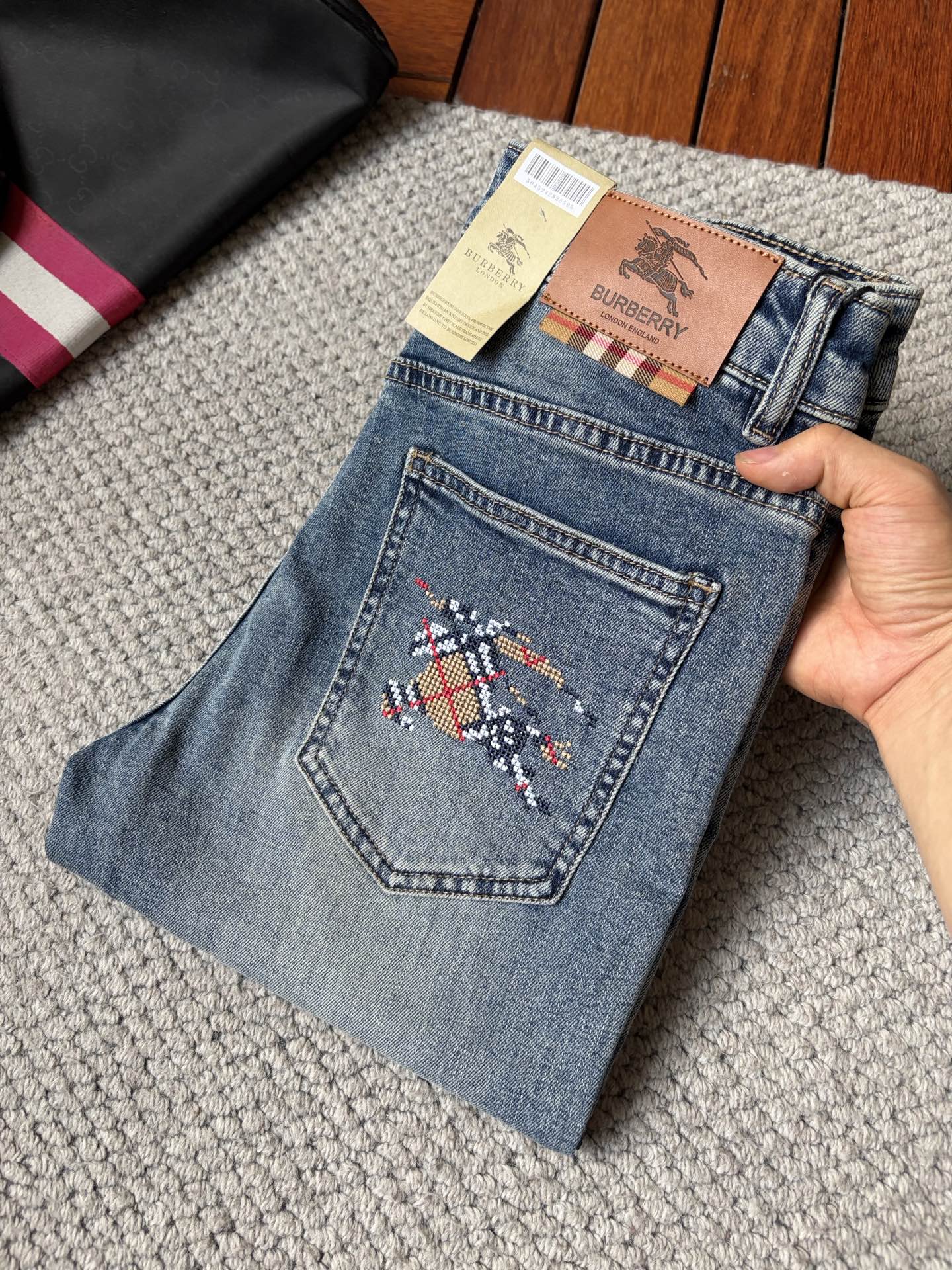 NO:938115,Burberry ss26 new summer men's jeans. The fabric has good elasticity. Exclusive sale. Official website synchronization. Fashionable and elegant. Uses original color yeast washing process. Selected imported heavy denim denim fabric. Equipped with counter hardware decoration. Genuine leather label. Exquisite stitching. Worth owning. Size 28-36. No 37m,,burberry,jeans,19860909巴宝莉ss26夏季新款男士牛仔裤 面料弹性好.独家发售 官网同步 时尚优雅 采用原色酵母水洗工艺 精选进口重磅丹宁牛仔面料 配专柜五金装饰 真皮皮牌 精致车线 值得拥有.码数28-36 无37m,,burberry,jeans,,Men's clothing