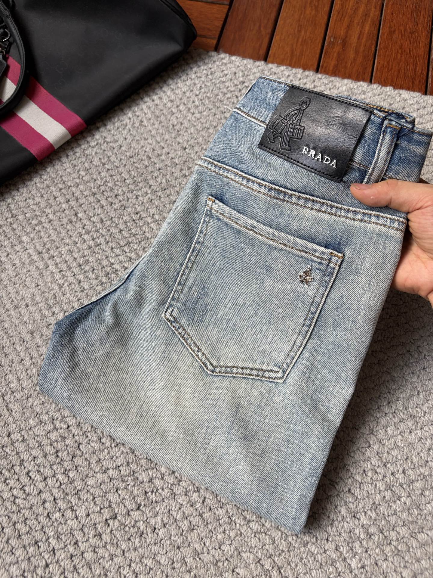 NO:938113,Prad*Prada ss26 new summer men's jeans. The fabric has good elasticity. Exclusive sale. Official website synchronization. Fashionable and elegant. Uses original color yeast washing process. Selected imported heavyweight denim denim fabric. Equipped with counter hardware decoration. Genuine leather label. Exquisite stitching. Worth owning. Size 28-36, no 37m,, prada, prada, jeans,19860909Prad*普拉达 ss26夏季新款男士牛仔裤 面料弹性好.独家发售 官网同步 时尚优雅 采用原色酵母水洗工艺 精选进口重磅丹宁牛仔面料 配专柜五金装饰 真皮皮牌 精致车线 值得拥有.码数28-36 无37m,,prada,prada,jeans,,Men's clothing