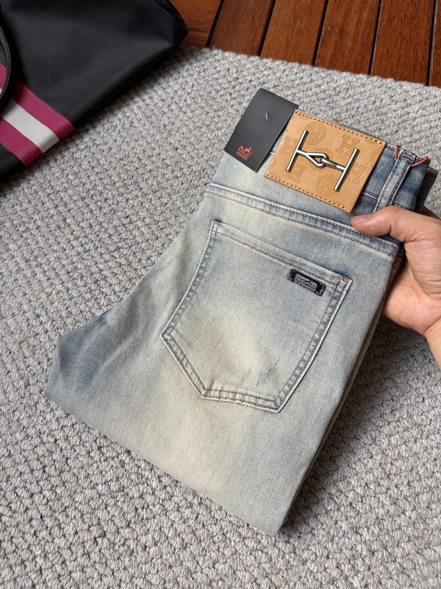 NO:938111,Hermes ss26 new summer men's jeans. The fabric has good elasticity. Exclusive sale. Synchronized with the official website. Fashionable and elegant. Uses original color yeast washing process. Selected imported heavyweight denim denim fabric. Equipped with counter hardware decoration. Genuine leather label. Exquisite stitching. Worth owning. Size 28-36 No 37m,, hermes, jeans,19860909爱马 ss26夏季新款男士牛仔裤 面料弹性好.独家发售 官网同步 时尚优雅 采用原色酵母水洗工艺 精选进口重磅丹宁牛仔面料 配专柜五金装饰 真皮皮牌 精致车线 值得拥有.码数28-36 无37m,,hermes,jeans,,Men's clothing