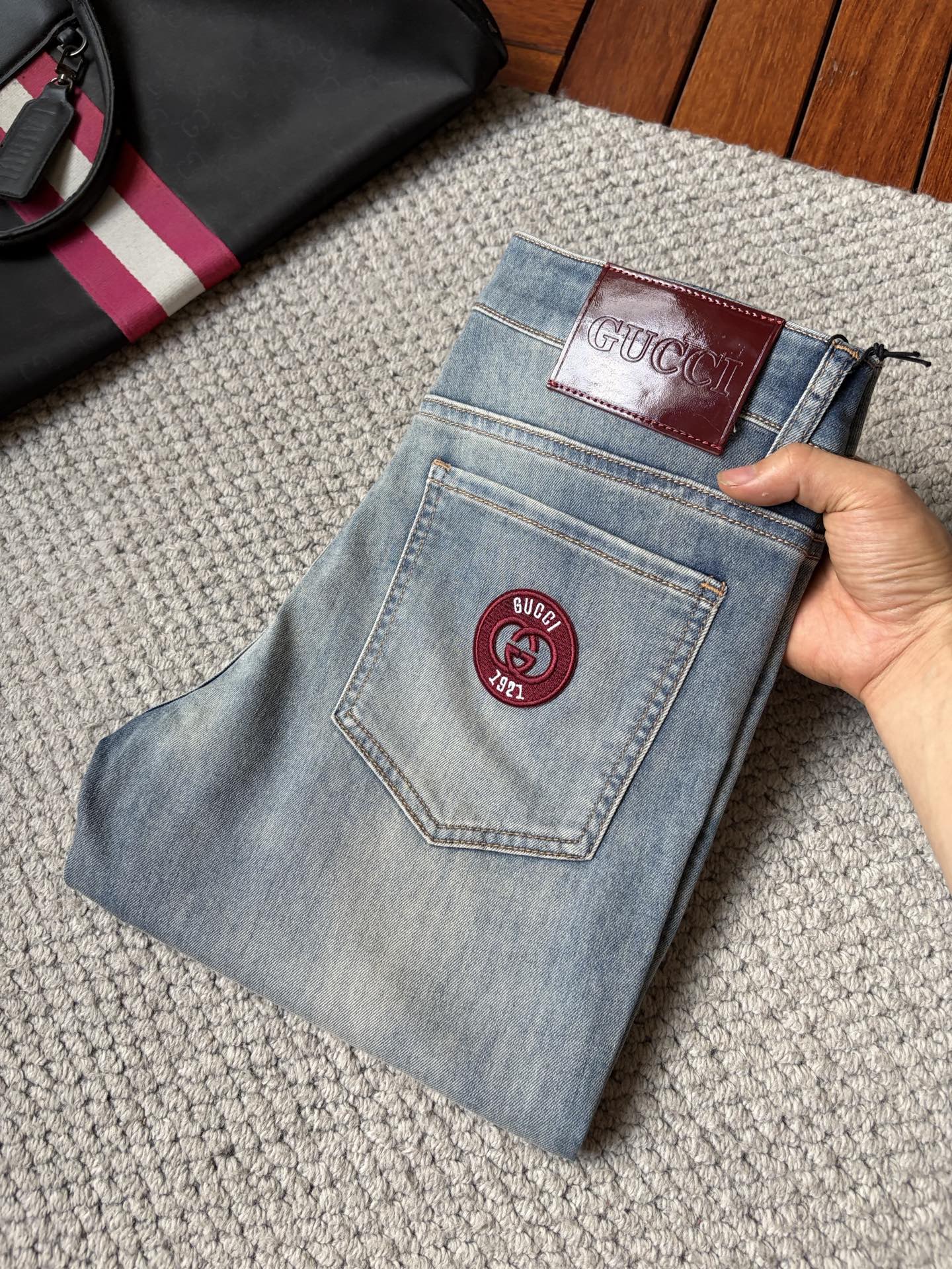 NO:938109,Gucci ss26 new summer men's jeans. The fabric has good elasticity. Exclusive sale. Official website synchronization. Fashionable and elegant. Uses original color yeast washing process. Selected imported heavy denim denim fabric. Equipped with counter hardware decoration. Genuine leather label. Exquisite stitching. Worth owning. Size 28-36 No 37m,,jeans,19860909古奇 ss26夏季新款男士牛仔裤 面料弹性好.独家发售 官网同步 时尚优雅 采用原色酵母水洗工艺 精选进口重磅丹宁牛仔面料 配专柜五金装饰 真皮皮牌 精致车线 值得拥有.码数28-36 无37m,,jeans,,Men's clothing