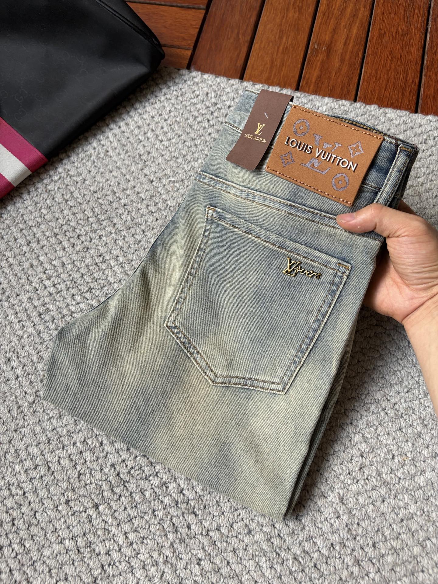 NO:938108,LV ss26 new summer men's jeans. The fabric has good elasticity. Exclusive sale. Official website synchronization. Fashionable and elegant. Uses original color yeast washing process. Selected imported heavy denim denim fabric. Equipped with counter hardware decoration. Genuine leather label. Exquisite stitching. Worth owning. Size 28-36. No 37m,,louis vuitton,jeans,19860909LV ss26夏季新款男士牛仔裤 面料弹性好.独家发售 官网同步 时尚优雅 采用原色酵母水洗工艺 精选进口重磅丹宁牛仔面料 配专柜五金装饰 真皮皮牌 精致车线 值得拥有.码数28-36 无37m,,louis vuitton,jeans,,Men's clothing