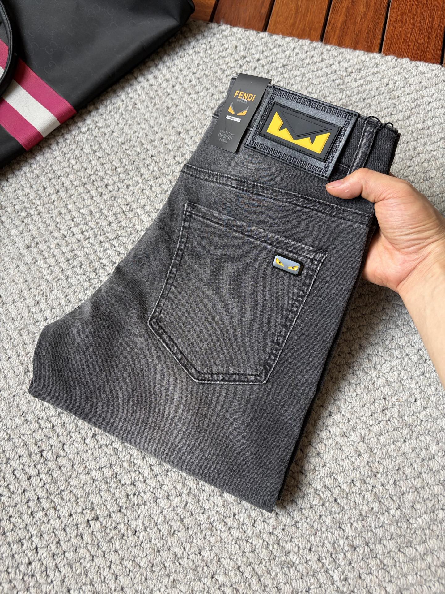 NO:938105,Fendi ss26 new summer men's jeans. The fabric has good elasticity. Exclusive sale. Official website synchronization. Fashionable and elegant. Uses original color yeast washing process. Selected imported heavyweight denim denim fabric. Equipped with counter hardware decoration. Genuine leather label. Exquisite stitching. Worth owning. Size 28-36 No 37m,,fendi,jeans,19860909芬迪 ss26夏季新款男士牛仔裤 面料弹性好.独家发售 官网同步 时尚优雅 采用原色酵母水洗工艺 精选进口重磅丹宁牛仔面料 配专柜五金装饰 真皮皮牌 精致车线 值得拥有.码数28-36 无37m,,fendi,jeans,,Men's clothing
