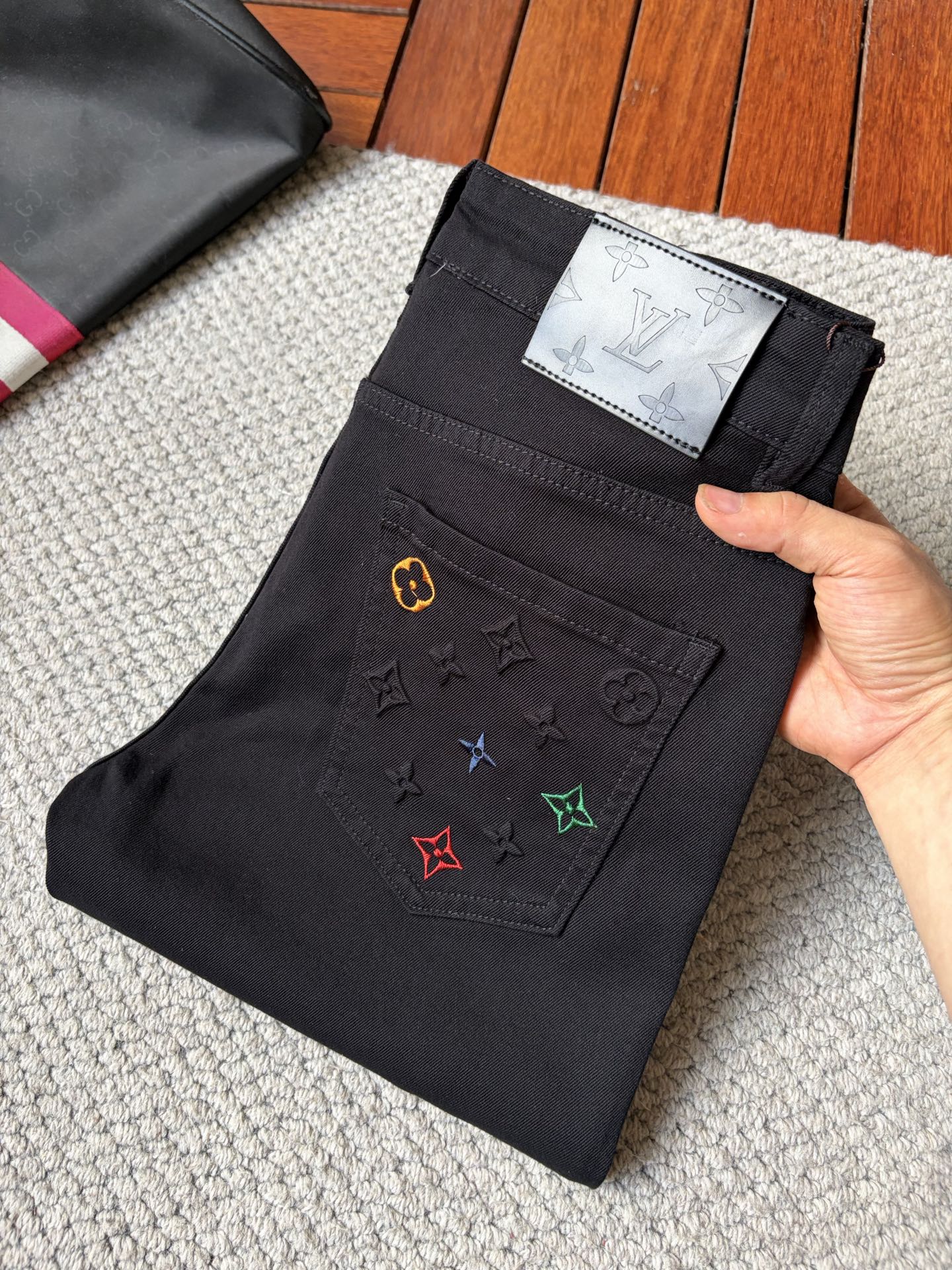 NO:938102,LV ss26 new summer men's jeans. The fabric has good elasticity. Exclusive sale. Official website synchronization. Fashionable and elegant. Uses original color yeast washing process. Selected imported heavy denim denim fabric. Equipped with counter hardware decoration. Genuine leather label. Exquisite stitching. Worth owning. Size 28-36. No 37m,,louis vuitton,jeans,19860909LV ss26夏季新款男士牛仔裤 面料弹性好.独家发售 官网同步 时尚优雅 采用原色酵母水洗工艺 精选进口重磅丹宁牛仔面料 配专柜五金装饰 真皮皮牌 精致车线 值得拥有.码数28-36 无37m,,louis vuitton,jeans,,Men's clothing