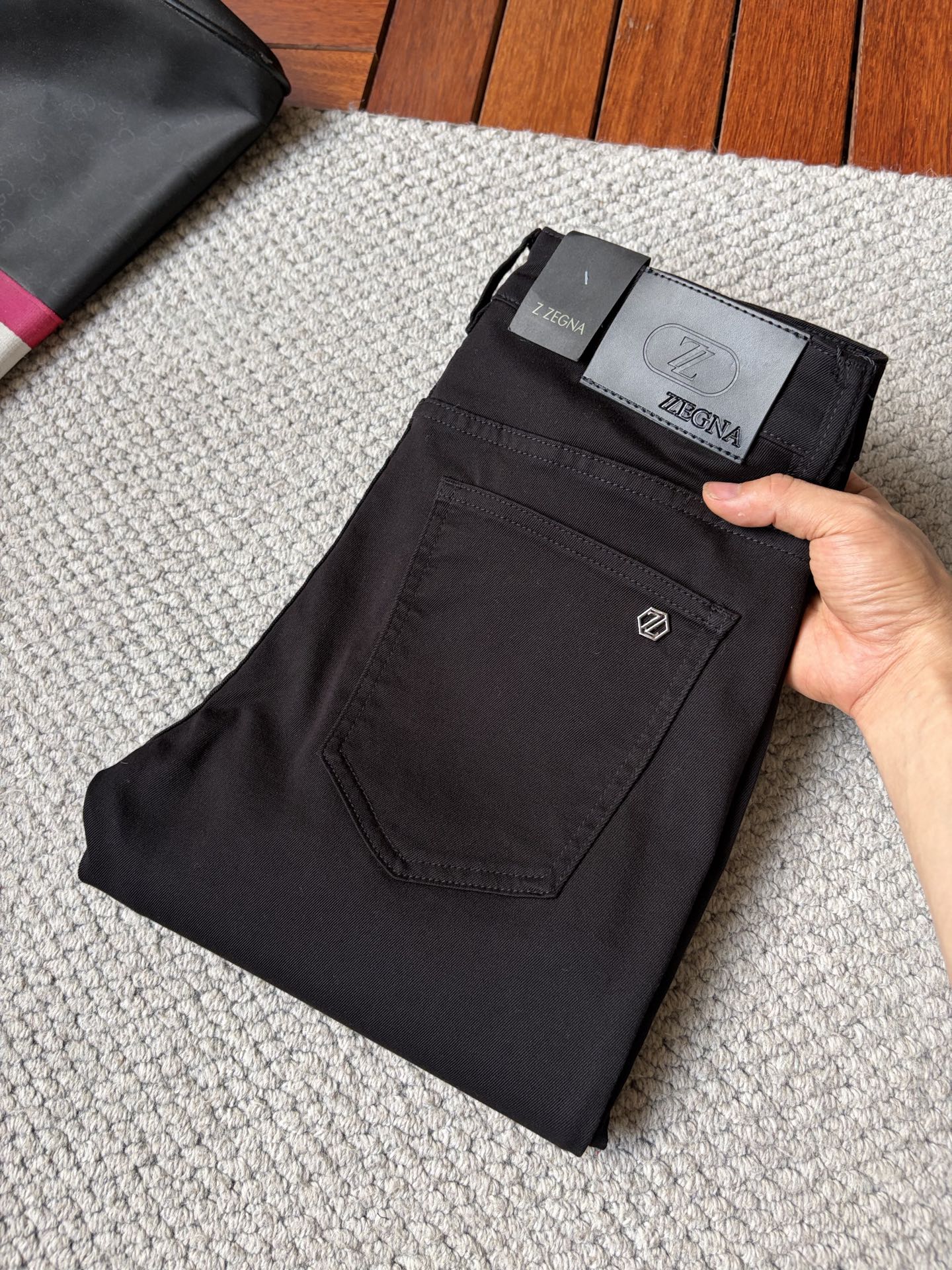 NO:938099,Jeni ss26 new summer men's jeans. The fabric has good elasticity. Exclusive sale. Synchronized with the official website. Fashionable and elegant. Uses original color yeast washing process. Selected imported heavyweight denim denim fabric. Equipped with counter hardware decoration. Genuine leather label. Exquisite stitching. Worth owning. Size 28-36 No 37m,,zegna,jeans,19860909杰尼 ss26夏季新款男士牛仔裤 面料弹性好.独家发售 官网同步 时尚优雅 采用原色酵母水洗工艺 精选进口重磅丹宁牛仔面料 配专柜五金装饰 真皮皮牌 精致车线 值得拥有.码数28-36 无37m,,zegna,jeans,,Men's clothing