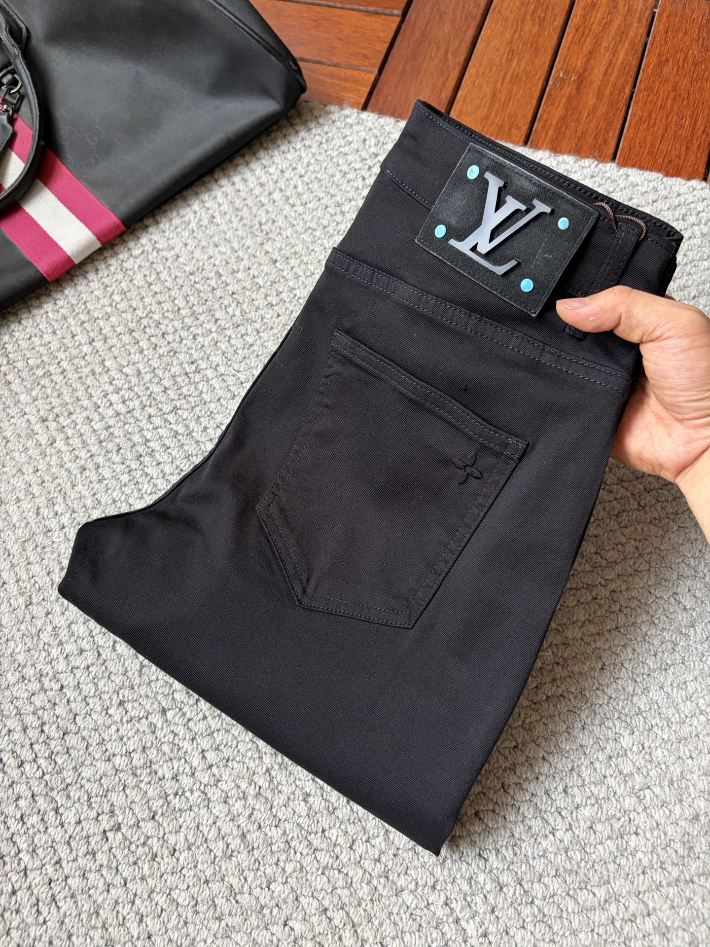NO:938096,LV ss26 new summer men's jeans. The fabric has good elasticity. Exclusive sale. Official website synchronization. Fashionable and elegant. Uses original color yeast washing process. Selected imported heavy denim denim fabric. Equipped with counter hardware decoration. Genuine leather label. Exquisite stitching. Worth owning. Size 28-36. No 37m,,louis vuitton,jeans,19860909LV ss26夏季新款男士牛仔裤 面料弹性好.独家发售 官网同步 时尚优雅 采用原色酵母水洗工艺 精选进口重磅丹宁牛仔面料 配专柜五金装饰 真皮皮牌 精致车线 值得拥有.码数28-36 无37m,,louis vuitton,jeans,,Men's clothing