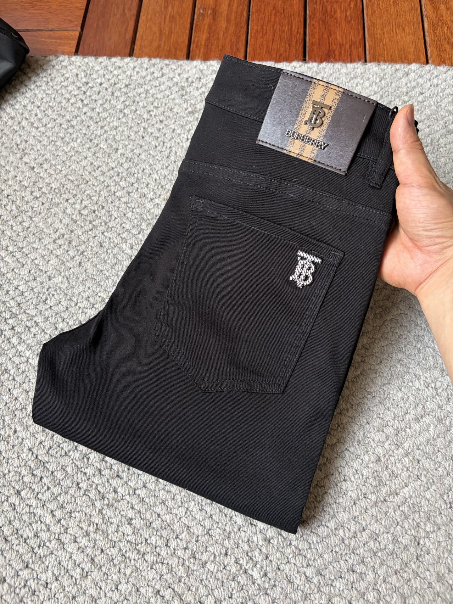 NO:938093,Burberry ss26 new summer men's jeans. The fabric has good elasticity. Exclusive sale. Official website synchronization. Fashionable and elegant. Uses original color yeast washing process. Selected imported heavyweight denim denim fabric. Equipped with counter hardware decoration. Genuine leather label. Exquisite stitching. Worth owning. Size 28-36. No 37m,,burberry,jeans,19860909巴宝 ss26夏季新款男士牛仔裤 面料弹性好.独家发售 官网同步 时尚优雅 采用原色酵母水洗工艺 精选进口重磅丹宁牛仔面料 配专柜五金装饰 真皮皮牌 精致车线 值得拥有.码数28-36 无37m,,burberry,jeans,,Men's clothing
