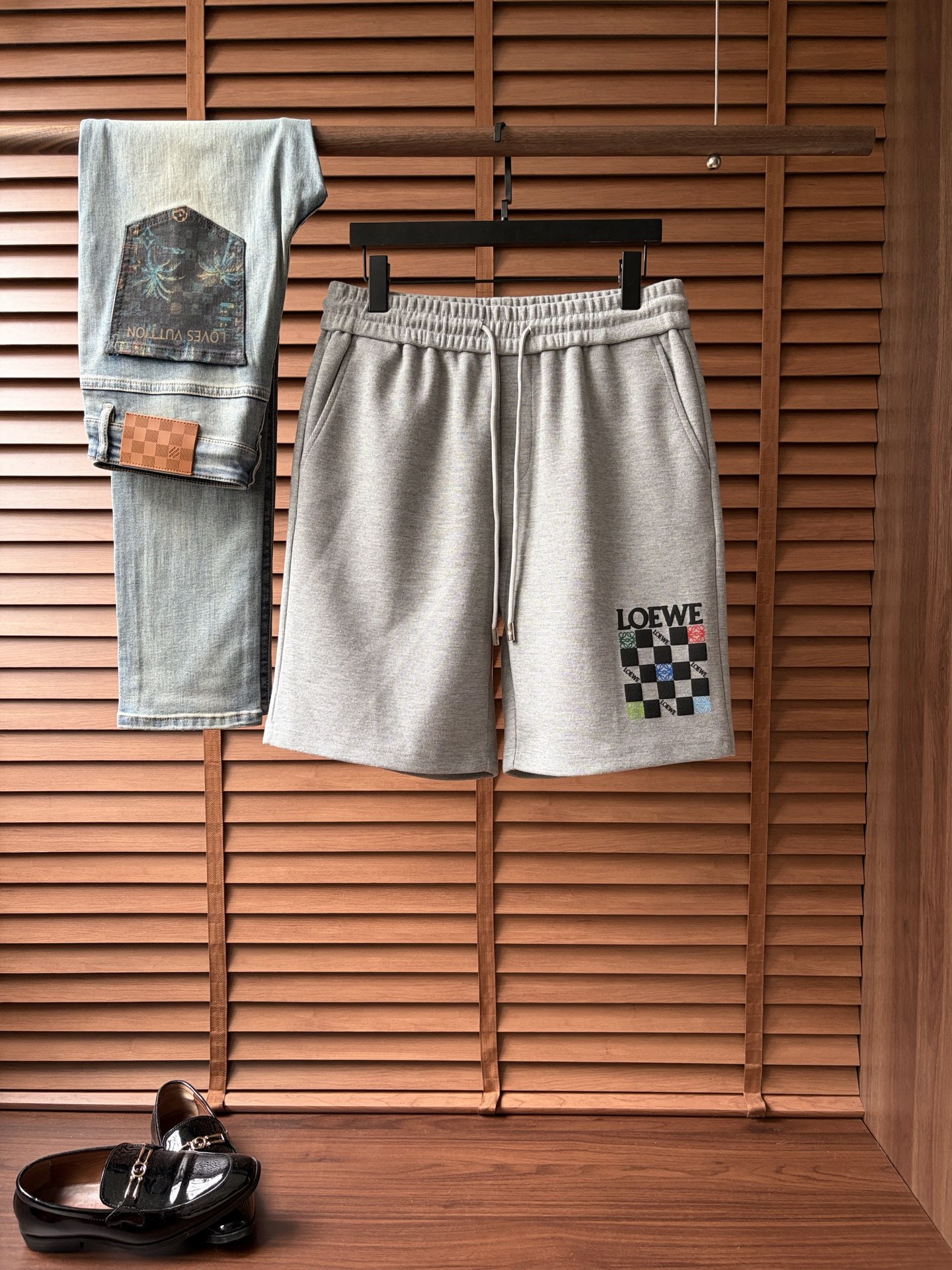 NO:958507,Loewe's new style is coming, 2026 spring and summer new casual pants and shorts, imported high-density customized waffle fabric, comfortable, soft and skin-friendly, straight and not easy to wrinkle, simple and clear, super versatile upper body effect, super fashionable and versatile, straight and stylish, a wardrobe must-have!  Suitable for any occasion, sizes M-4XL, loewe, shorts,19860909罗意威 新款来袭 2026春夏新款休闲裤短裤,进口高密度定制华夫格面料,舒适柔软亲肤,笔挺不易起皱,简单明了,超级百搭上身效果超级棒时尚百搭,笔挺有型,衣橱必备！适合任何场合穿着,码数M-4XL,,loewe,shorts,,Men's clothing