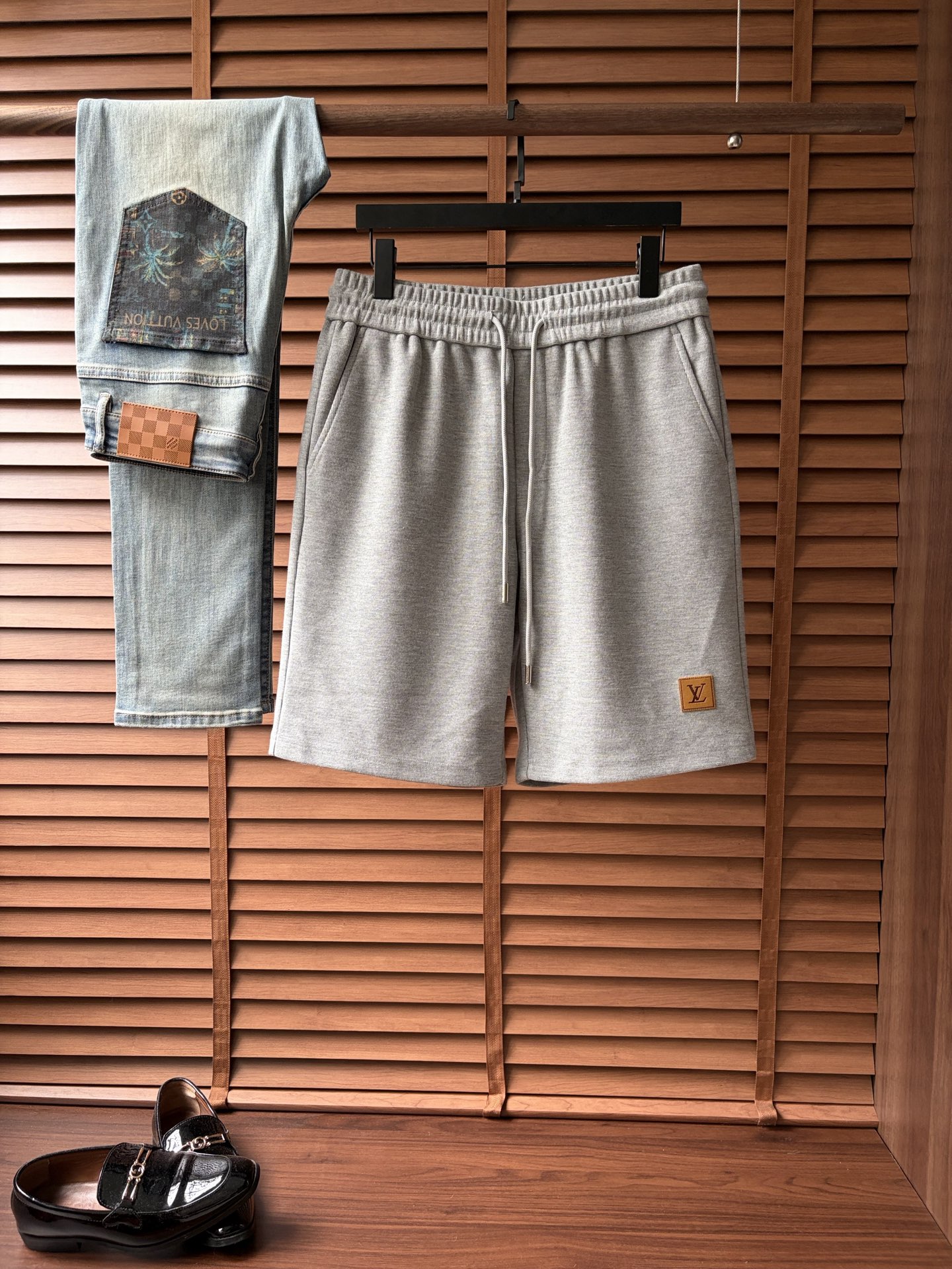NO:958501,LV's new style is coming, 2026 spring and summer new casual pants and shorts, imported high-density customized waffle fabric, comfortable, soft and skin-friendly, straight and not easy to wrinkle, simple and clear, super versatile upper body effect, super fashionable and versatile, straight and stylish, a wardrobe must-have!  Suitable for any occasion, sizes M-4XL, Louis Vuitton, shorts,19860909LV 新款来袭 2026春夏新款休闲裤短裤,进口高密度定制华夫格面料,舒适柔软亲肤,笔挺不易起皱,简单明了,超级百搭上身效果超级棒时尚百搭,笔挺有型,衣橱必备！适合任何场合穿着,码数M-4XL,,louis vuitton,shorts,,Men's clothing