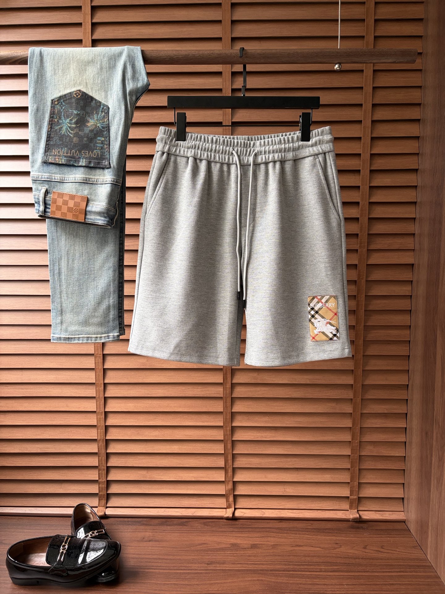 NO:958544,Burberry's new arrival, 2026 spring and summer new casual pants and shorts, imported high-density customized waffle fabric, comfortable, soft and skin-friendly, straight and not easy to wrinkle, simple and clear, super versatile upper body effect, super fashionable and versatile, straight and stylish, a wardrobe must-have!  Suitable for any occasion, sizes M-4XL, burberry, shorts,19860909巴宝莉 新款来袭 2026春夏新款休闲裤短裤,进口高密度定制华夫格面料,舒适柔软亲肤,笔挺不易起皱,简单明了,超级百搭上身效果超级棒时尚百搭,笔挺有型,衣橱必备！适合任何场合穿着,码数M-4XL,,burberry,shorts,,Men's clothing