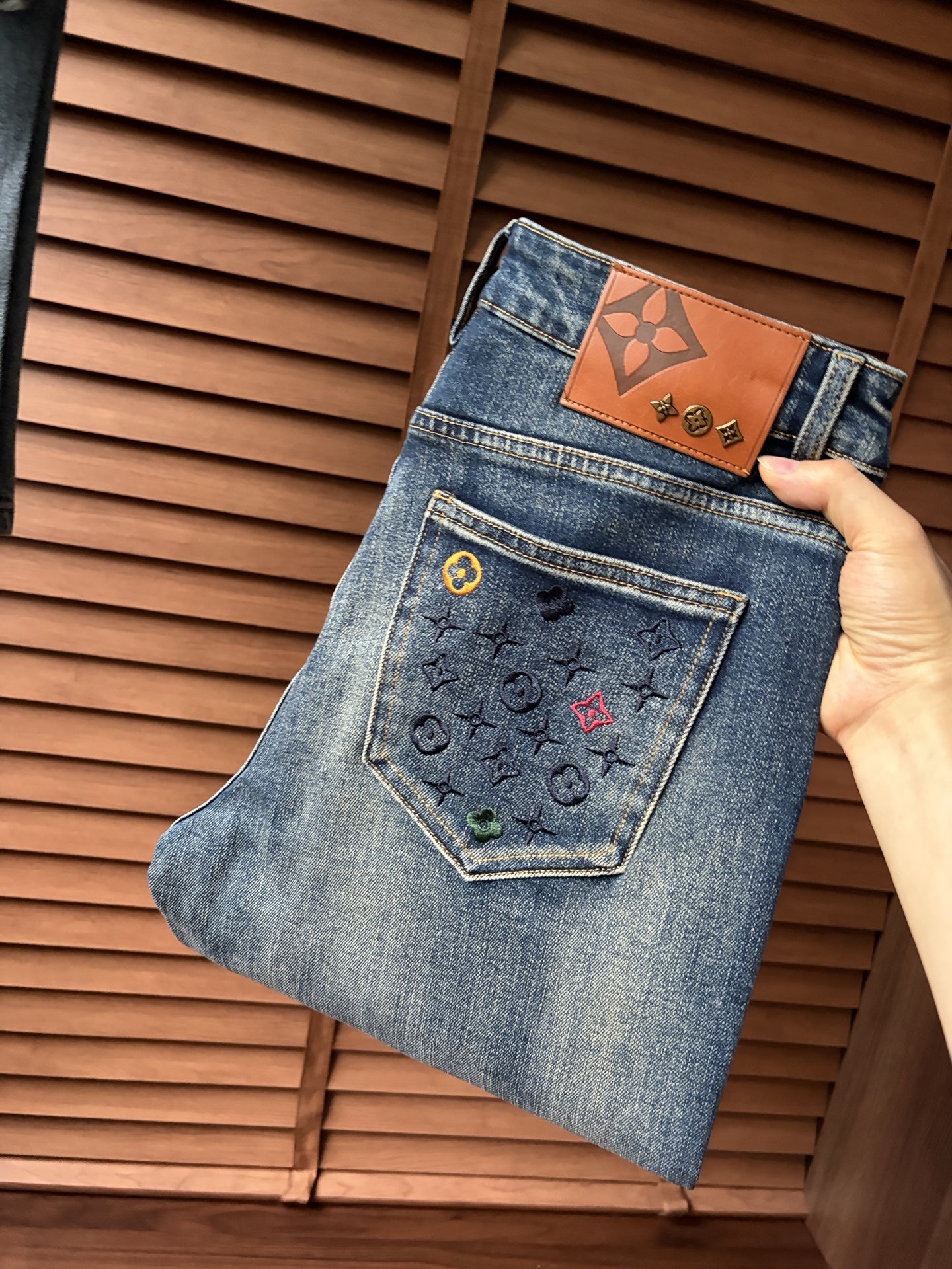 NO:958521,LV2026 new men's jeans with good fabric elasticity. Exclusively available on the official website. Fashionable and elegant. Heavy craftsmanship design. Adopt original color yeast washing process. Select imported heavyweight denim denim fabric with high-end hardware decoration. Genuine leather label. Exquisite stitching. Low-key and light luxury. Worth owning. Size 29-38,,louis vuitton,jeans,19860909LV2026新品男士牛仔裤 面料弹性好.独家发售 官网同步 时尚优雅 重工艺设计.采用原色酵母水洗工艺 精选进口重磅丹宁牛仔面料 配高档五金装饰 真皮皮牌 精致车线 低调轻奢 值得拥有.码数29-38,,louis vuitton,jeans,,Men's clothing