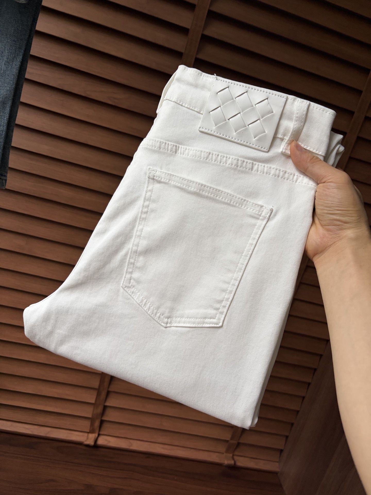 NO:958513,BV2026 new men's jeans with good fabric elasticity. Exclusively available on the official website. Fashionable and elegant. Heavy craftsmanship design. Using original color yeast washing process. Selected imported heavyweight denim denim fabric with high-end hardware decoration. Genuine leather label. Exquisite stitching. Low-key and light luxury. Worth owning. Size 29-38,,bottega veneta,jeans,19860909BV2026新品男士牛仔裤 面料弹性好.独家发售 官网同步 时尚优雅 重工艺设计.采用原色酵母水洗工艺 精选进口重磅丹宁牛仔面料 配高档五金装饰 真皮皮牌 精致车线 低调轻奢 值得拥有.码数29-38,,bottega veneta,jeans,,Men's clothing