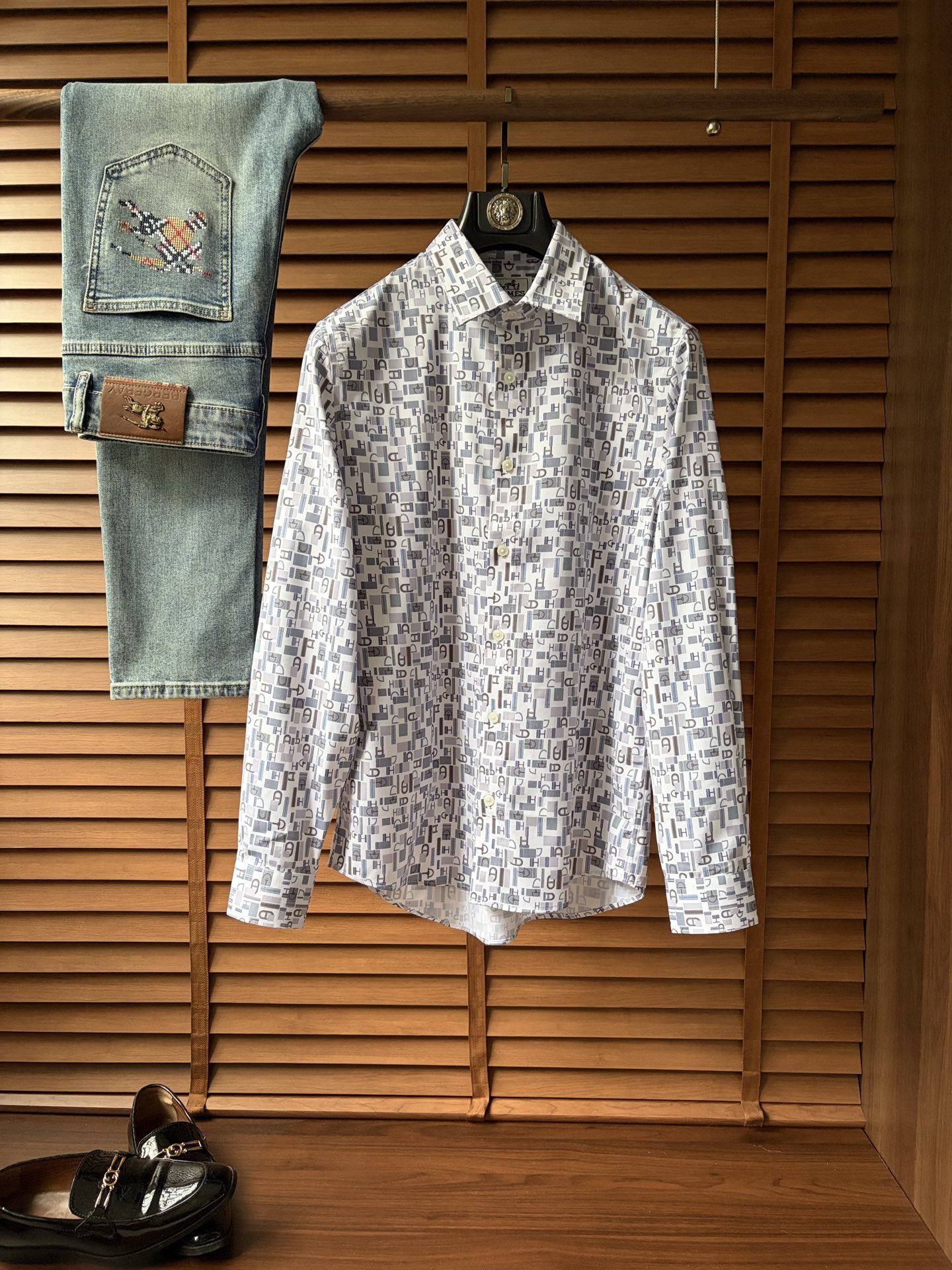 NO:958498,.Hermès is a must-have new model of original men's casual shirts. High-end customization. High-end version. Fashionable and versatile imported fabrics. Super soft and delicate feel. Skin-friendly and comfortable to wear. High-end boutique. The upper body is made by the OEM. It is a must-have item for men. Size M-3XL, hermes, shirts,19860909.爱马仕 砸锅卖铁都要上的新款新款原单男士休闲衬衫 高端定制 高端版本 时尚百搭爆款进口面料 手感超柔软细腻 穿着亲肤舒适 高端精品 代工厂精细做上身非常赞 男士必备单品 码数M-3XL,,hermes,shirts,,Men's clothing
