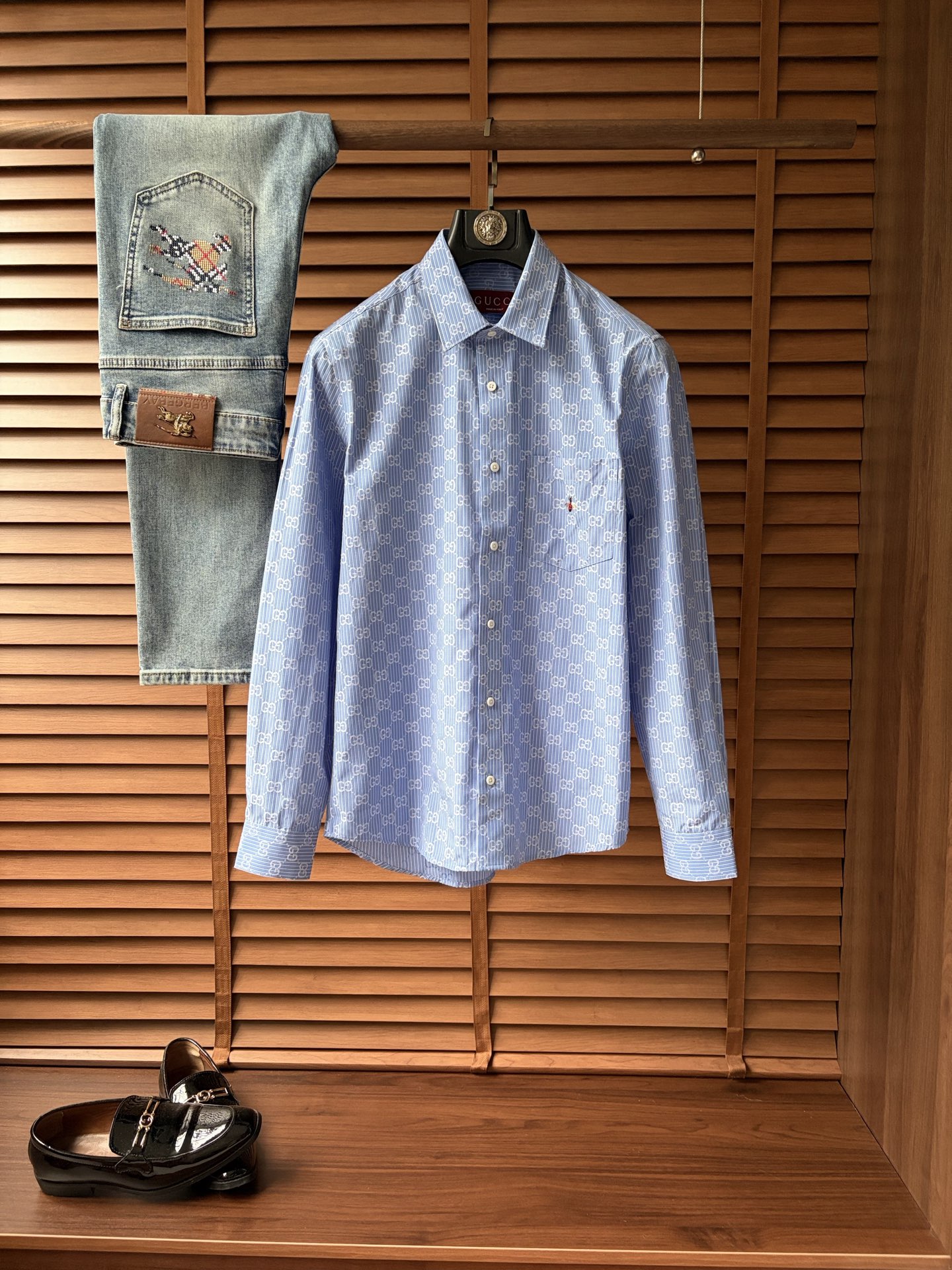 NO:958475,.Gucci's new and original men's casual shirts that are popular in every market. High-end customization. High-end version. Fashionable and versatile imported fabrics. Super soft and delicate feel. Skin-friendly and comfortable to wear. High-end boutique. The upper body is made by the OEM. It is a must-have item for men. Size M-3XL, shirts,19860909.古奇砸锅卖铁都要上的新款新款原单男士休闲衬衫 高端定制 高端版本 时尚百搭爆款进口面料 手感超柔软细腻 穿着亲肤舒适 高端精品 代工厂精细做上身非常赞 男士必备单品 码数M-3XL,,shirts,,Men's clothing