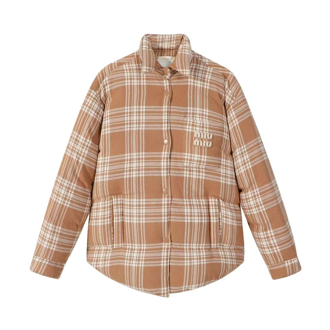 NO:571384,Down Jacket-.MIU MIU24SS medium thick plaid down jacket ●Authentic product purchased and developed for 25400 ●Cotton jacquard fabric ●320T nylon gallbladder ●90 white duck down passed inspection ●Customized 11 trademarks ●Customized 11 buttons ●Fit version ●Size 36 38 40,,miumiu,jackets & coats,down jacket,alexander wang19860909羽绒服-.MIU MIU24SS中厚款格纹羽绒外套 ●正品25400购入开发 ●全棉提花面料 ●320T尼龙胆布 ●90白鸭绒过检 ●定制11商标 ●定制11纽扣 ●合身版型 ●尺码36 38 40,,miumiu,jackets & coats,down jacket,alexander wang,Men's clothing