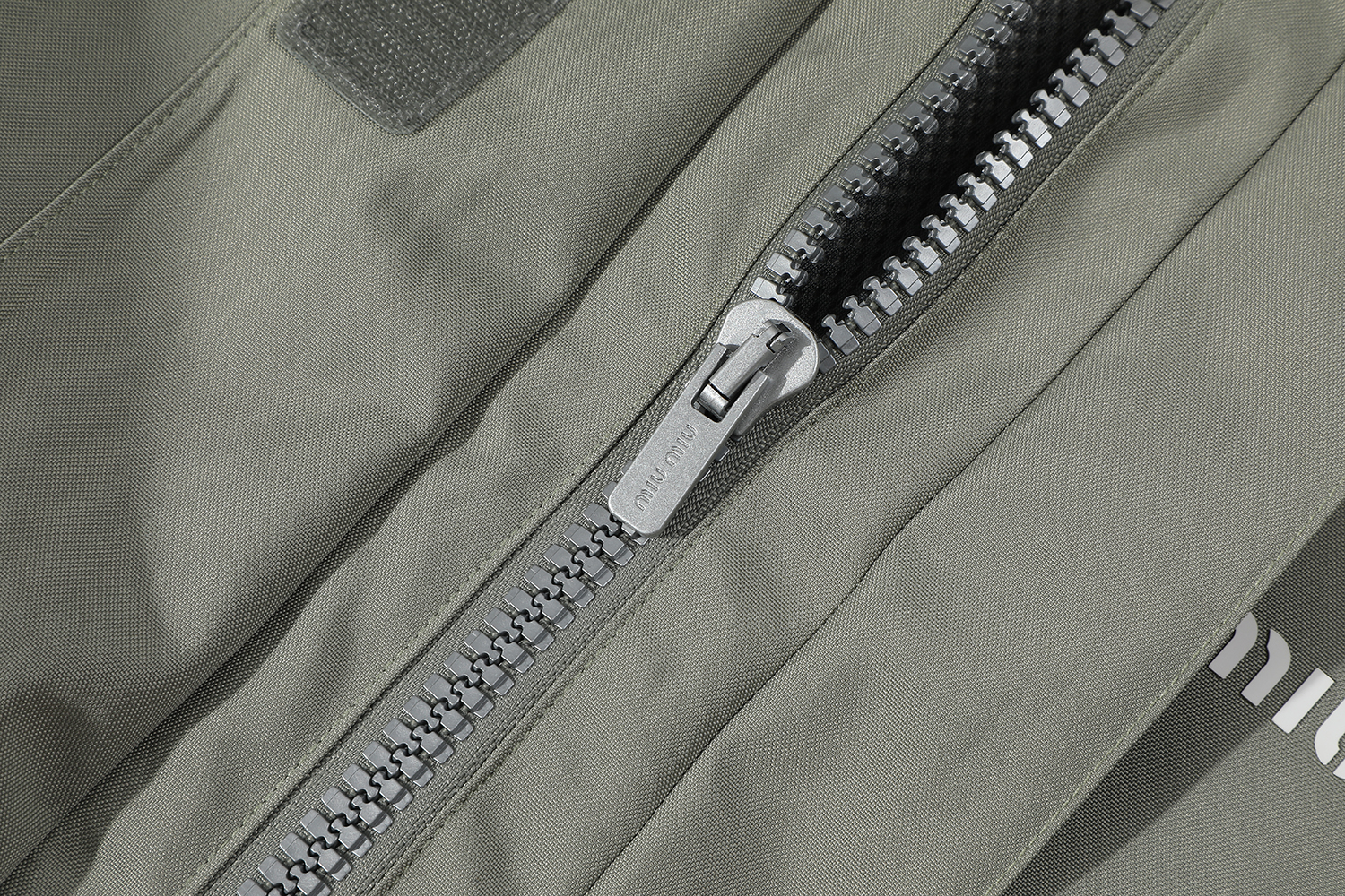 280💰（编号102）顺丰包邮🉐亏本特价不退换🉐
MIU MIU 男女同款 Cordura夹克

宽松版型 尺码S M L