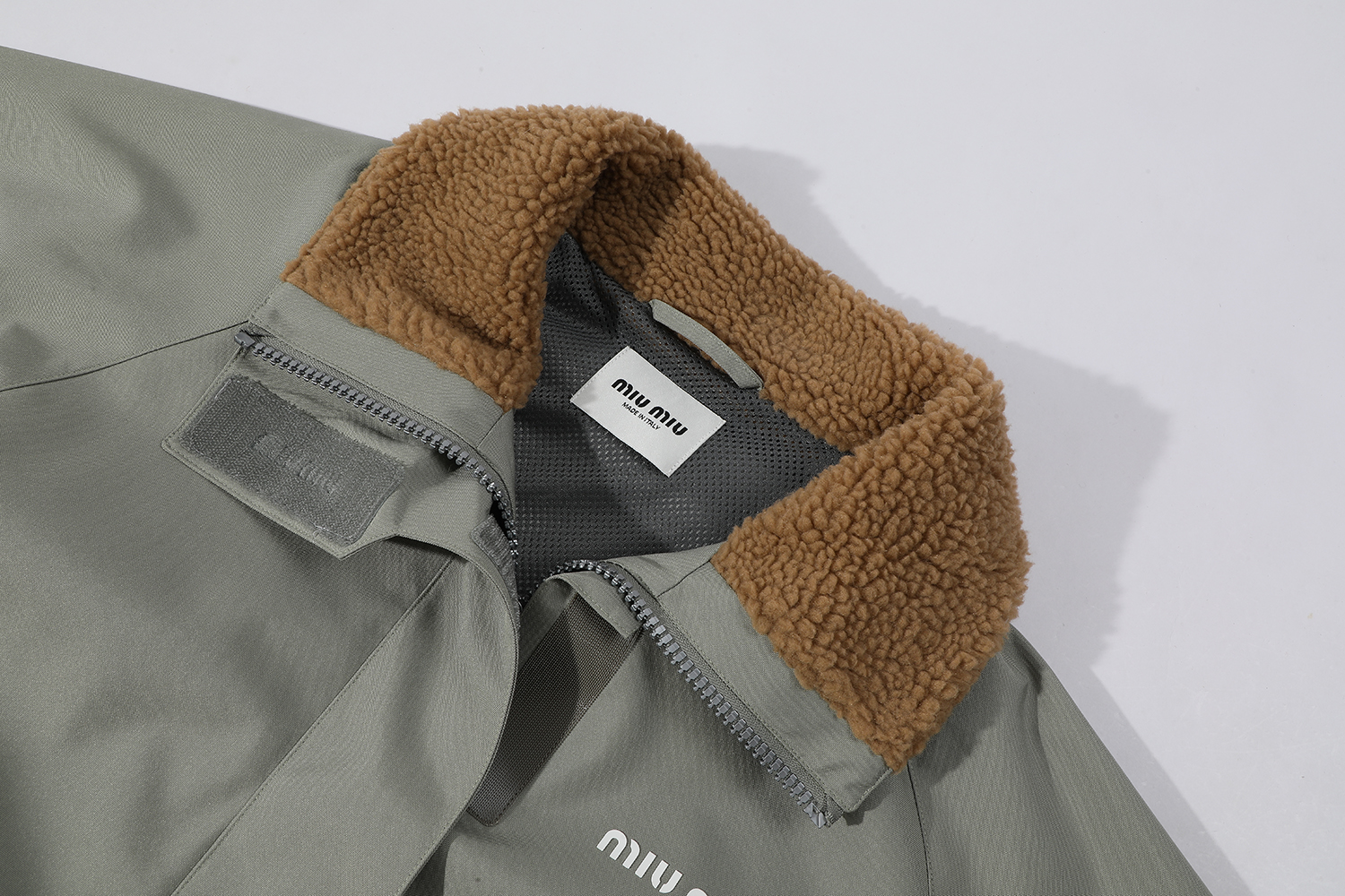 280💰（编号102）顺丰包邮🉐亏本特价不退换🉐
MIU MIU 男女同款 Cordura夹克

宽松版型 尺码S M L