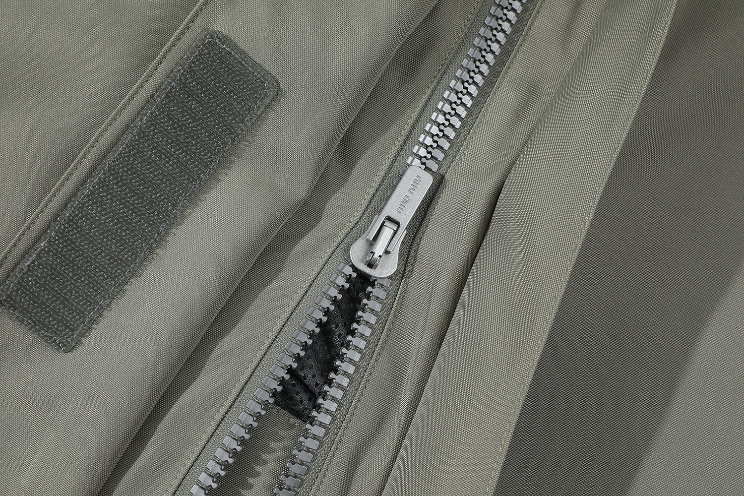 280💰（编号102）顺丰包邮🉐亏本特价不退换🉐
MIU MIU 男女同款 Cordura夹克

宽松版型 尺码S M L