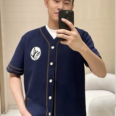 。LOUIS VUITTON25SS针织短䄂棒球衬衫●正品12000购入●定染60支精梳棉双股毛料●毛料 。LOUIS VUITTON25SS针织短䄂棒球衬衫●正品12000购入●定染60支精梳棉双股毛料●毛料
