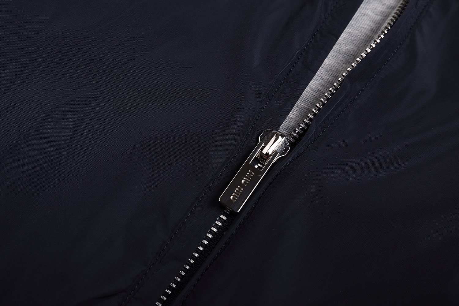 。MIU MIU25SS平纹针织连帽双面夹克外套●正品25400购入开发●新铂尔320克精梳棉针织面料●