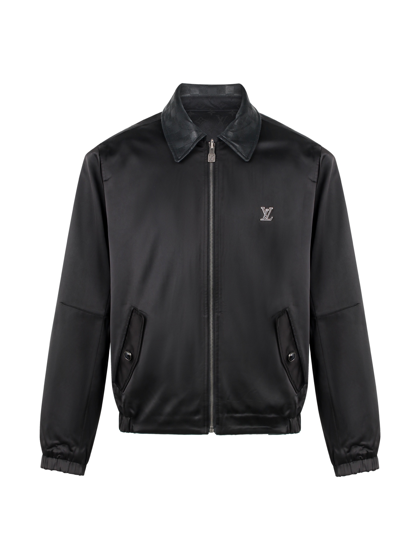 NO:567986,.LOUIS VUITTON25SS Reversible Tunic Jacket ●Authentic 25800 purchase and development ●Polyester fiber nylon composite 75D ethereal fabric ●Cotton jacquard blended fabric ●Embossed PU leather ●Positioning cutting machine ●Jacquard fabric ●Customized 11 hardware labels ●Customized 11 leather labels ●Customized 11 buttons ●Customized 11 zippers ●Customized 11 trademarks ●Loose fit ●Size S M L XL ●This jacket is a double-sided jacket  Can be worn front and back,,louis vuitton,jackets & coats,jackets & coats,alexander wang19860909.LOUIS VUITTON25SS双面束腰夹克 ●正品25800购入开发 ●聚酯纤维尼龙复合75D漂渺面料 ●棉质提花混纺面料 ●压纹PU皮料 ●定位裁床 ●提花面料 ●定制11五金标 ●定制11皮标 ●定制11纽扣 ●定制11拉链 ●定制11商标 ●宽松版型 ●尺码S M L XL ●此外套为双面外套 正反可穿,,louis vuitton,jackets & coats,jackets & coats,alexander wang,Men's clothing