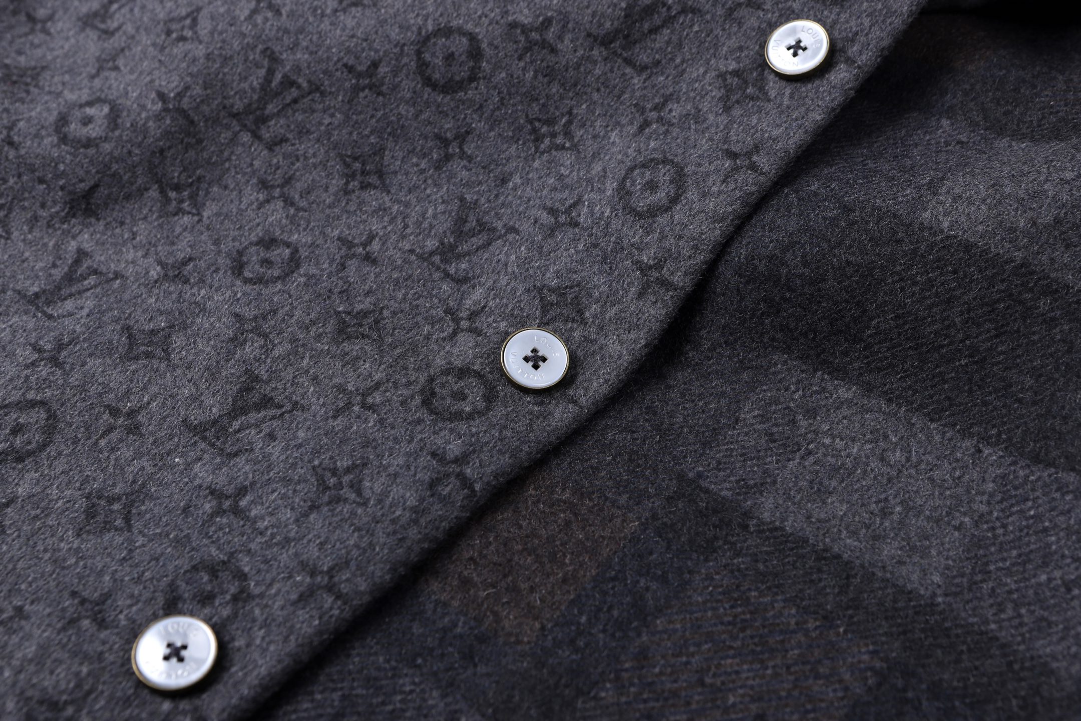 LOUIS VUITTON Spring/Summer 2025 Double-Faced Single-Breasted Shirt - Comprehensive 6