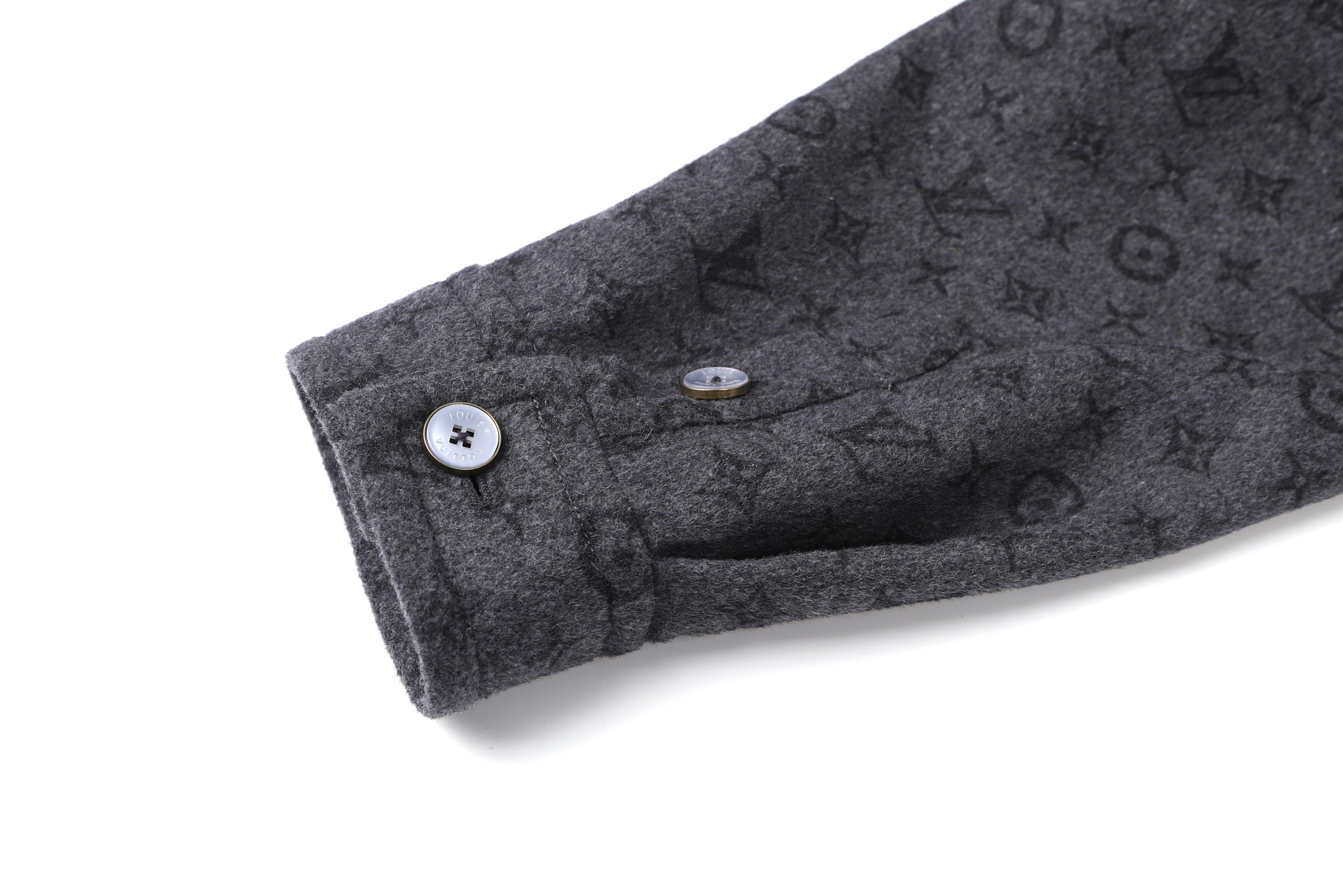 LOUIS VUITTON Spring/Summer 2025 Double-Faced Single-Breasted Shirt - Comprehensive 5