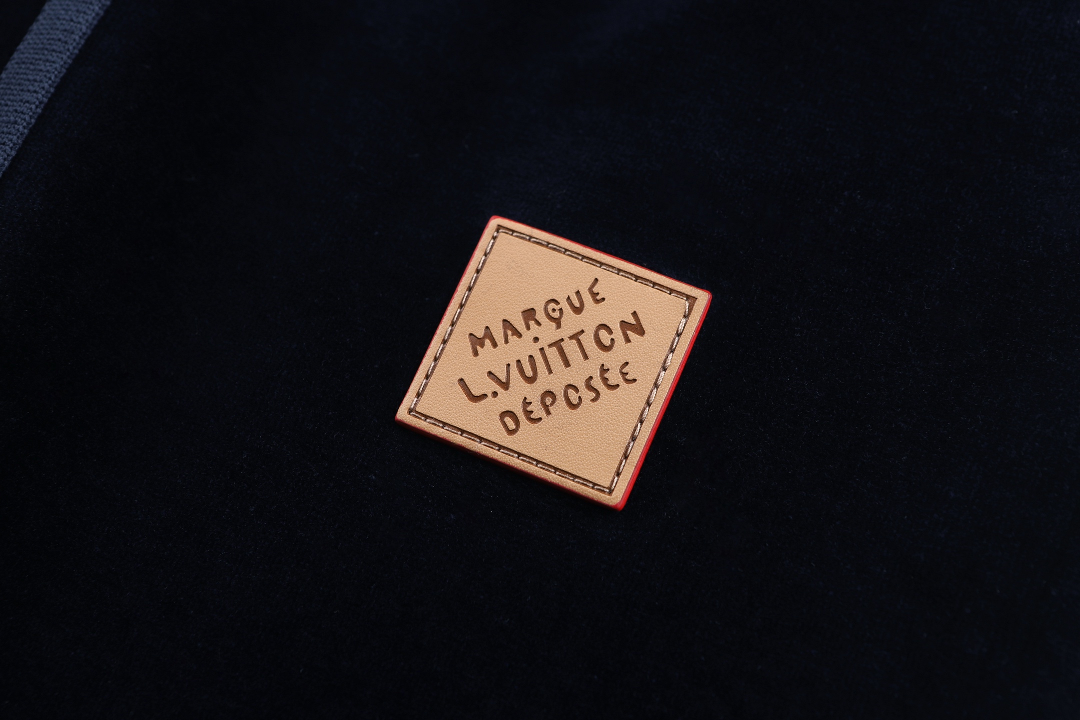 280💰包顺丰（编号102）
LOUIS VUITTON 25SS丝绒纯色抽绳针织运动长裤

同款外套也有 一套拿优惠15 

尺码：S M L XL
