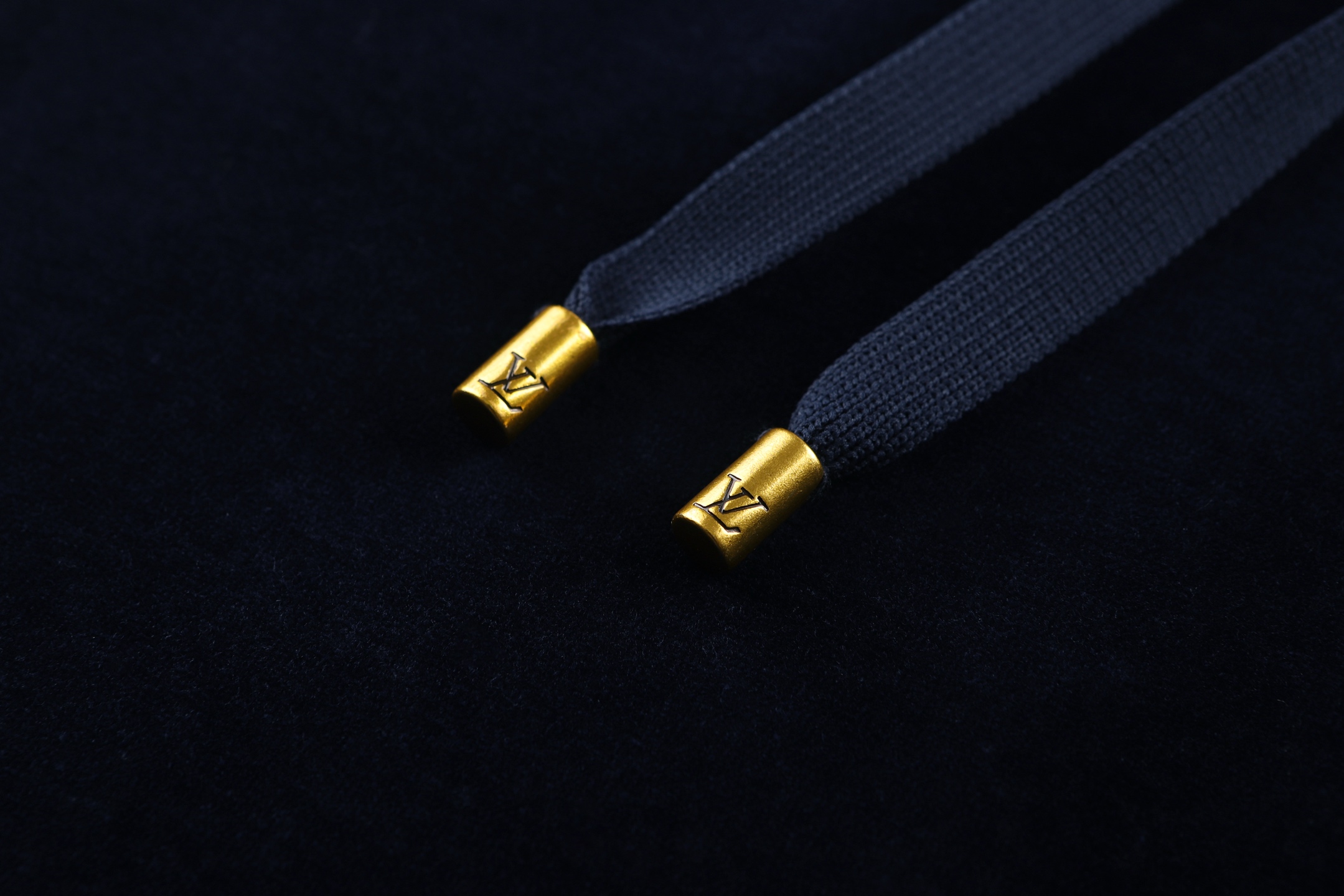 280💰包顺丰（编号102）
LOUIS VUITTON 25SS丝绒纯色抽绳针织运动长裤

同款外套也有 一套拿优惠15 

尺码：S M L XL
